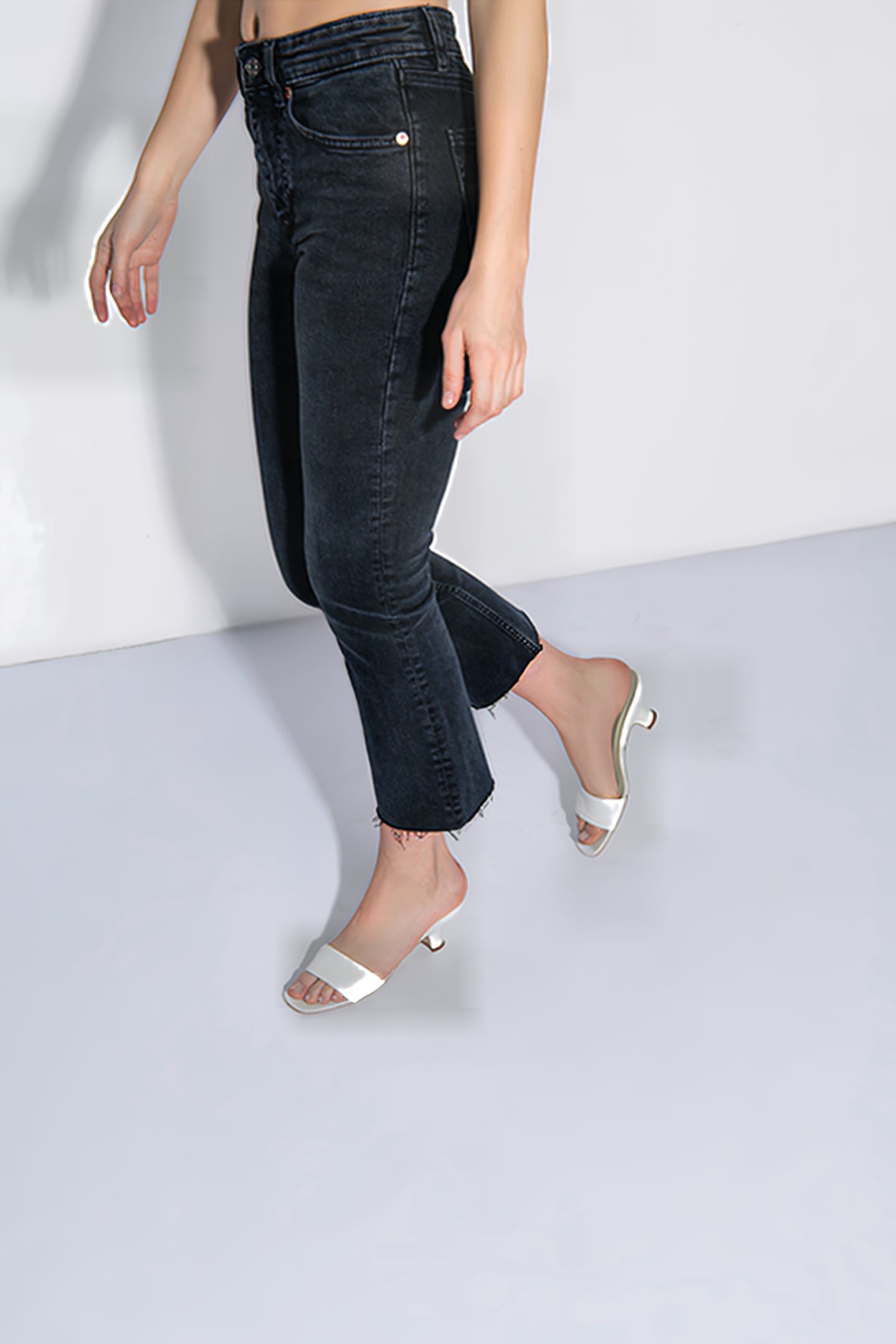 FREDDY OPTIC WHITE CIRCULAR CROCO EMBOSSED LEATHER WHITE 2