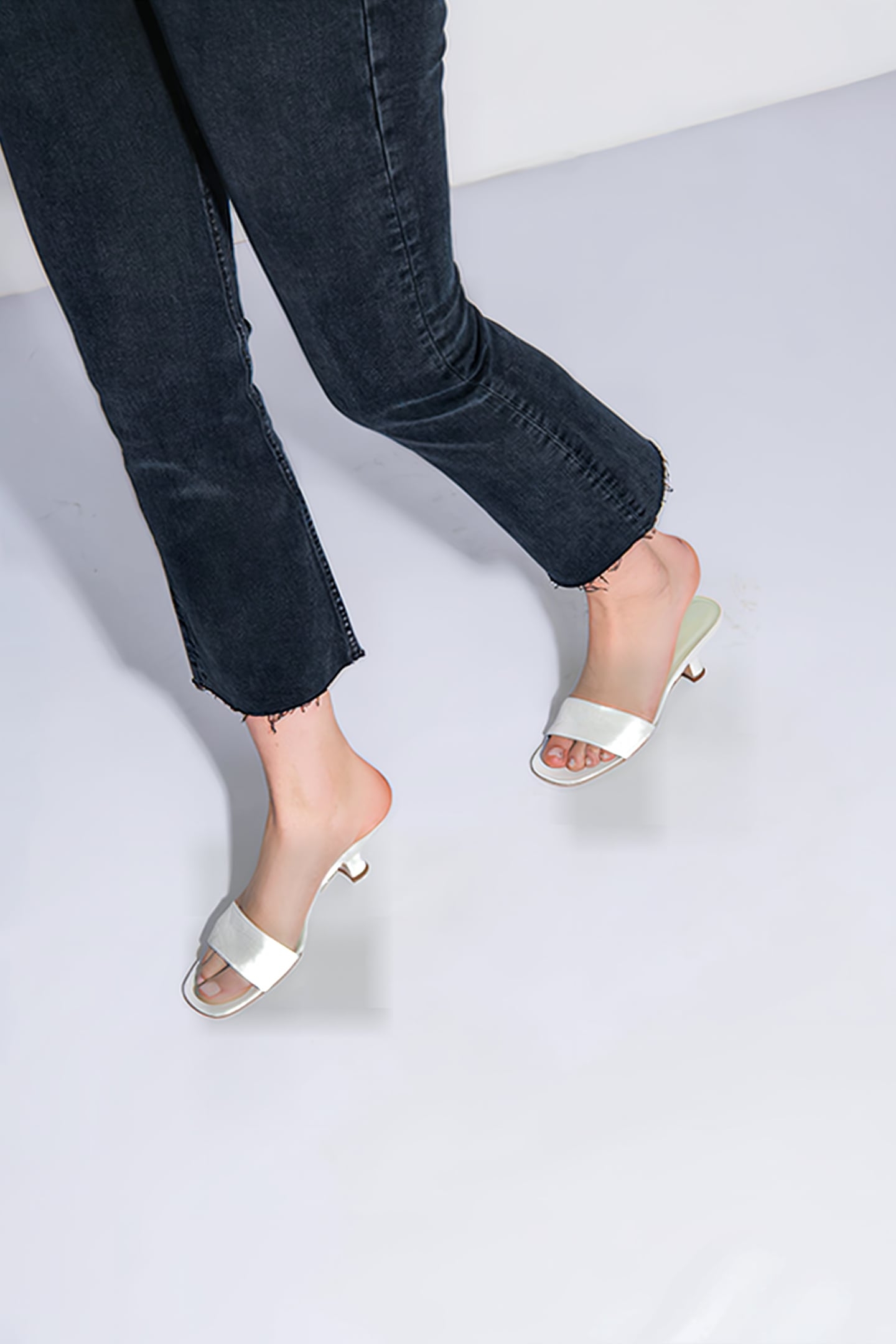 FREDDY OPTIC WHITE CIRCULAR CROCO EMBOSSED LEATHER WHITE 3