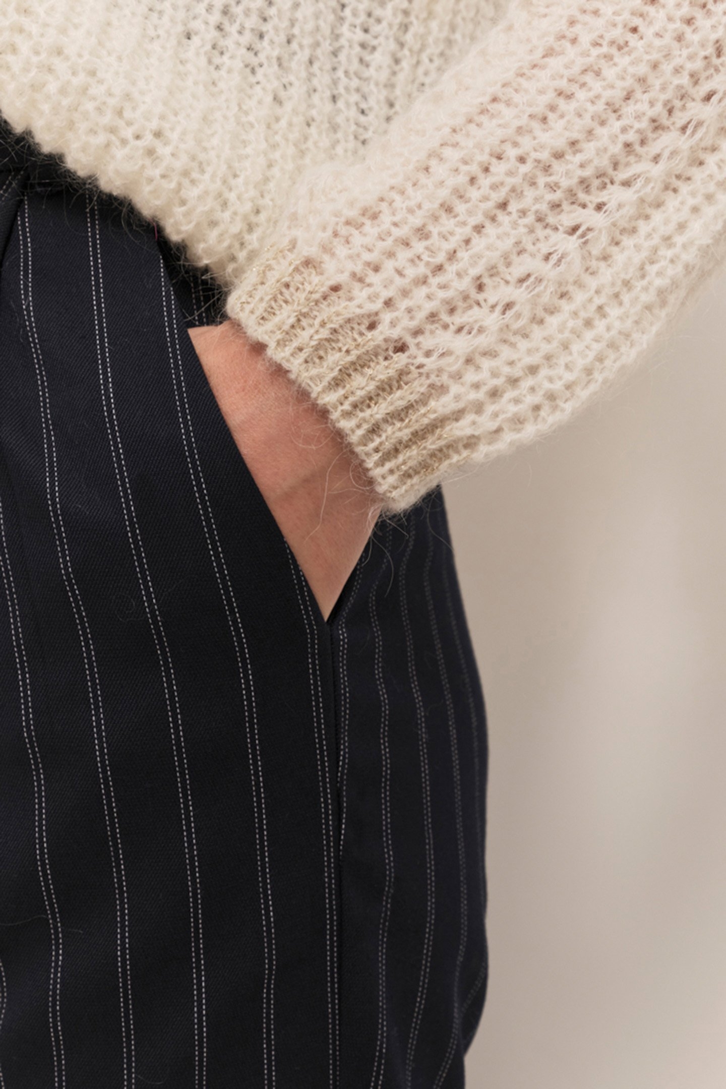 TIM - ECRU DEEP V-NECK KNITTED CARDIGAN 3