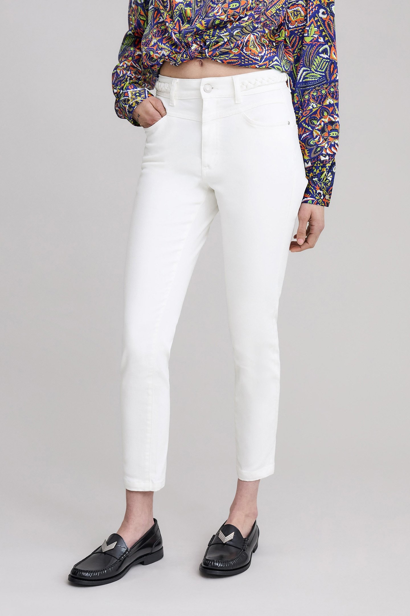 SLIM WHITE POWERSTRETCH BRAIDED BELT CROPPED JEANS 1