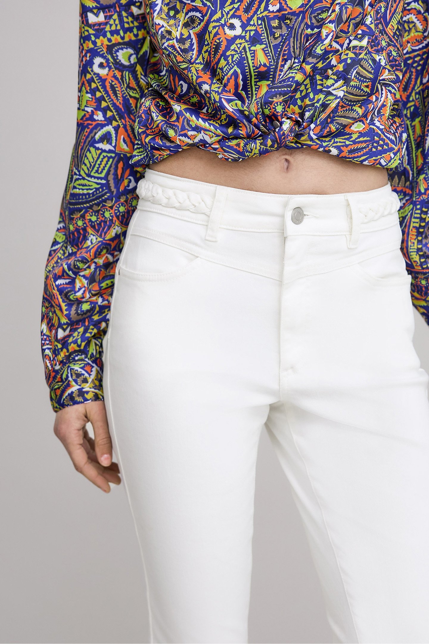 SLIM WHITE POWERSTRETCH BRAIDED BELT CROPPED JEANS 6