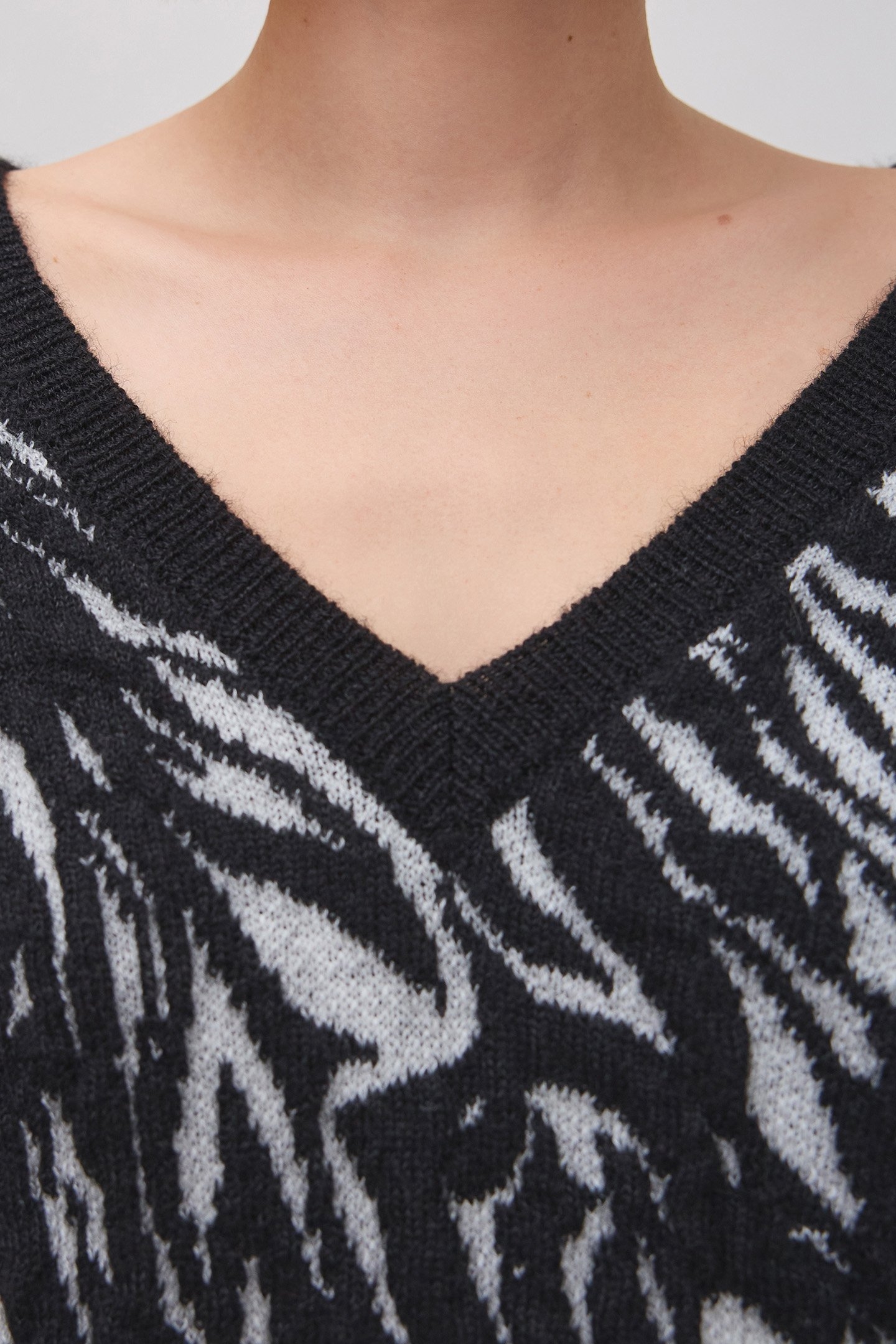 BLACK KNIT JACQUARD ZEBRA SWEATER 7