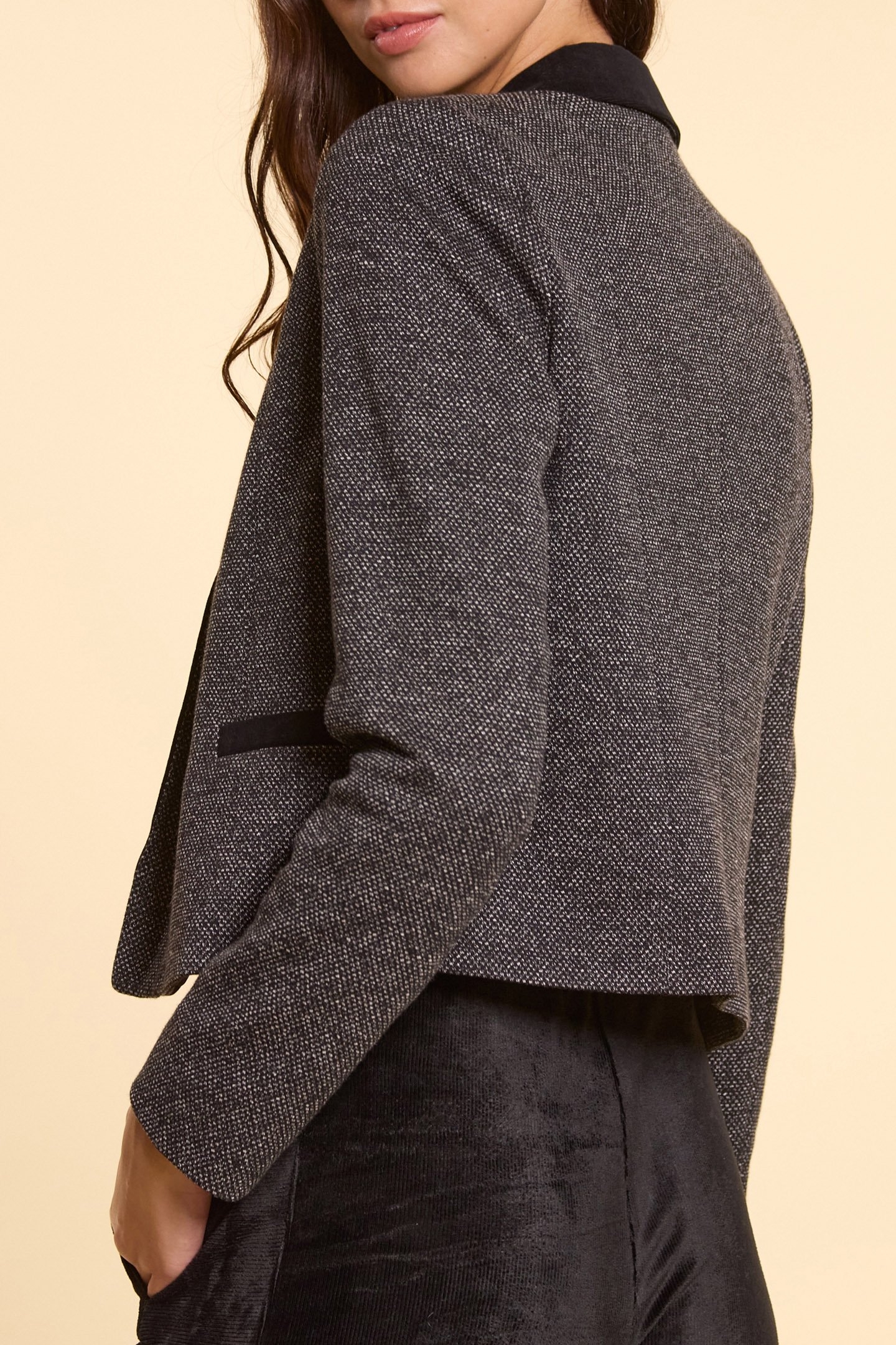 BLACK SEMI-PLAIN KNIT SHORT JACKET 2