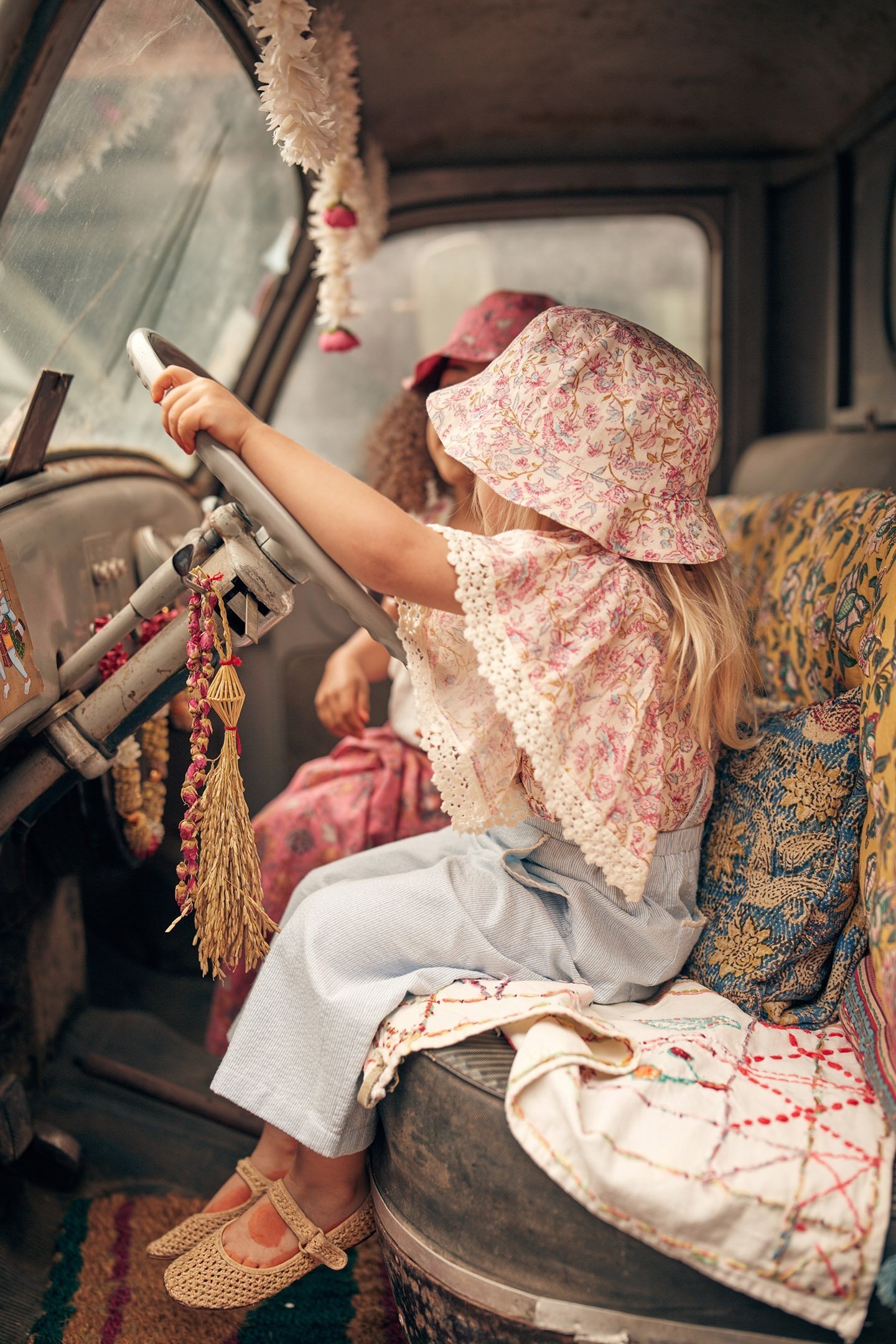 SUN HAT LAJIK CREAM PADMA MUDRA 1