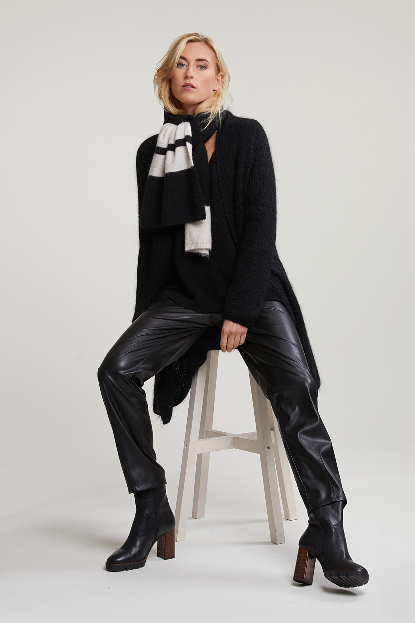 BLACK V-NECK SWEATER LONG SLEEVES 3