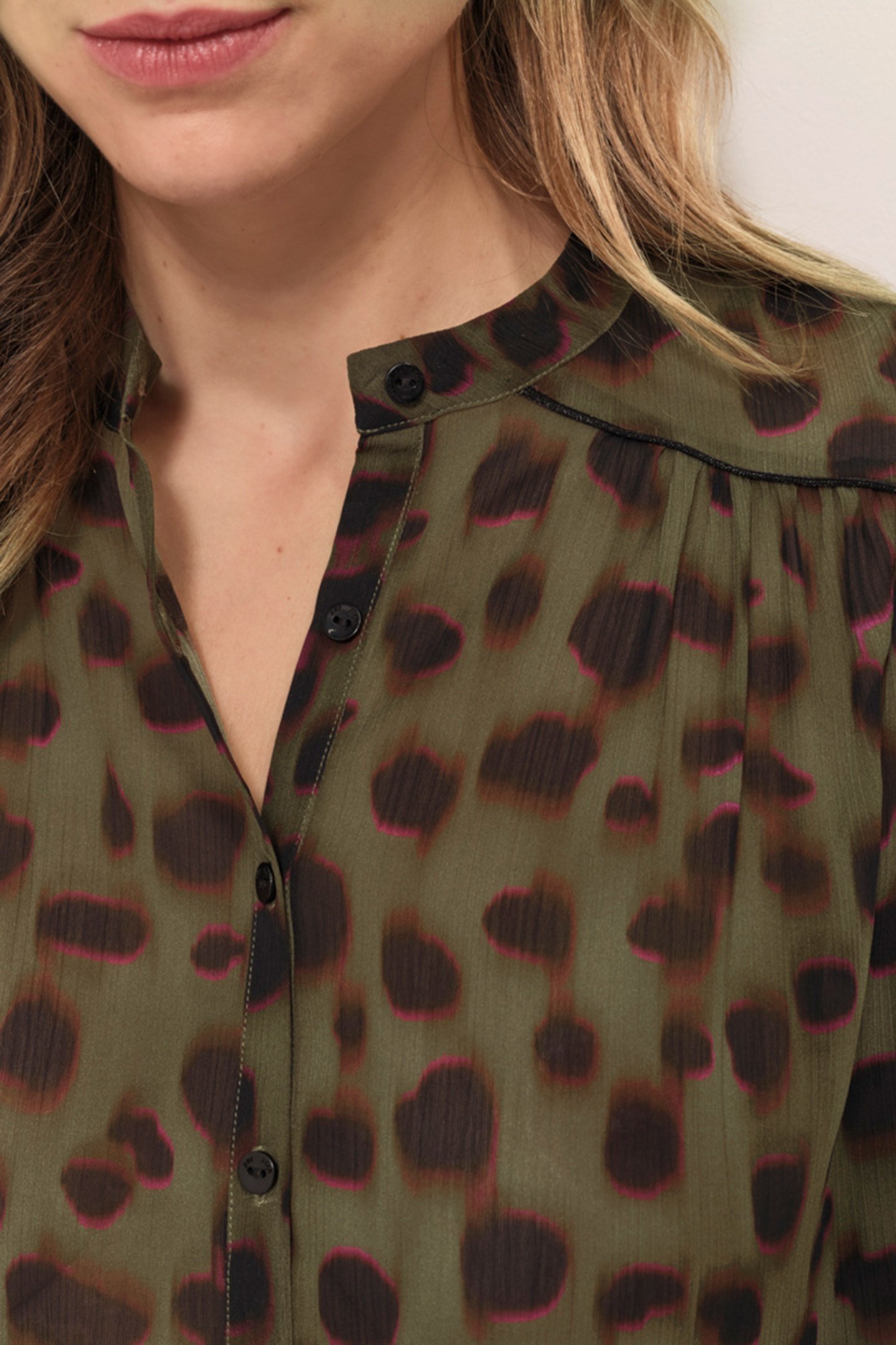CLUSE - KHAKI BLOUSE WITH BLURRED SPLATTER PRINT 7