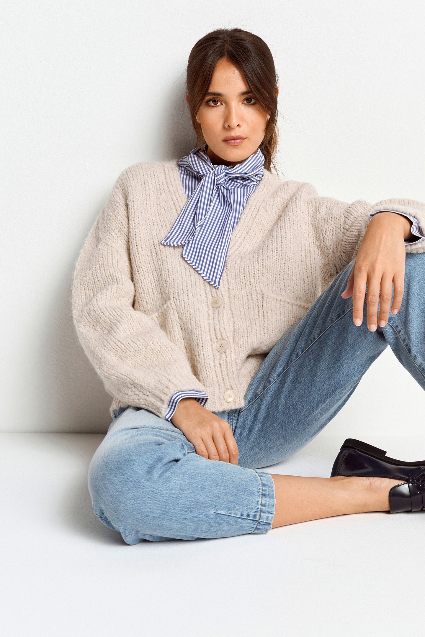 V-NECK CARDIGAN CAFFEE LATTE 4