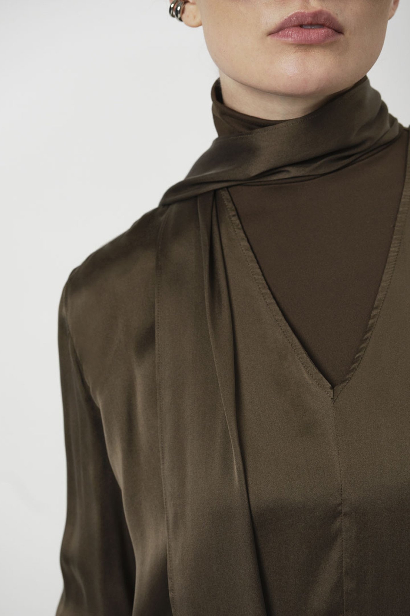 MYSTÈRE SCARF SILK BLOUSE OLIVE VINE 4