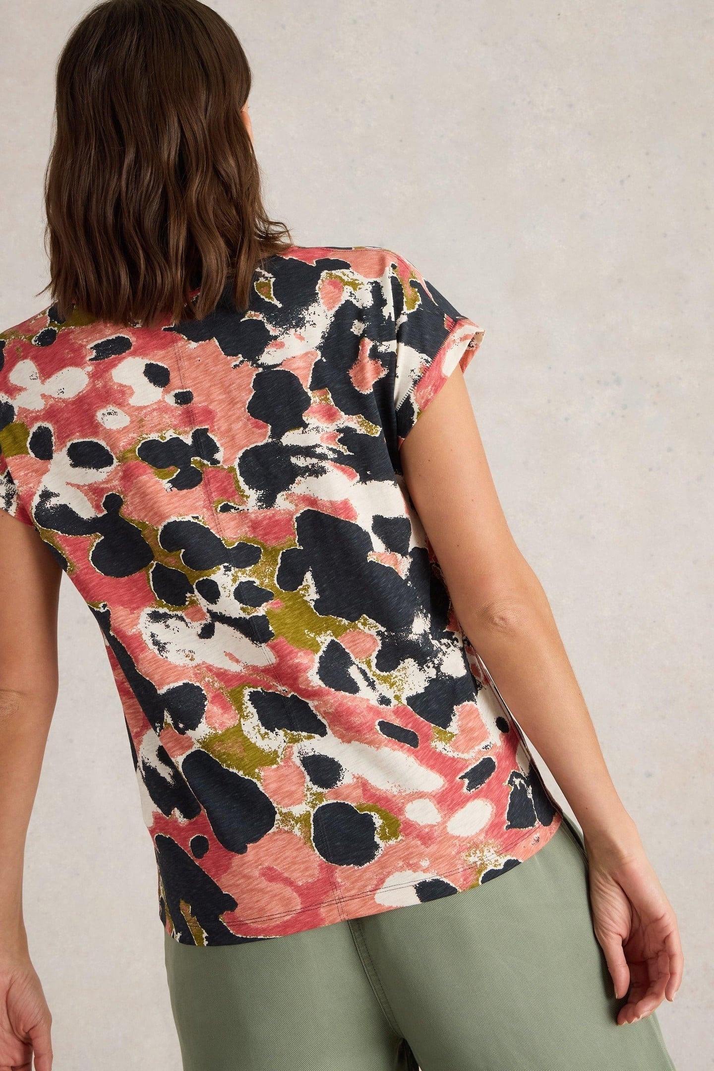 NELLY NOTCH NECK TEE BLACK PRINT 2