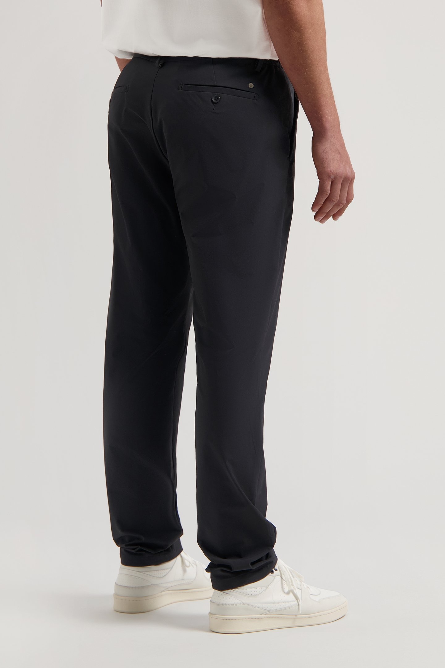 DS_LOGAN TECH CHINO BLACK 2