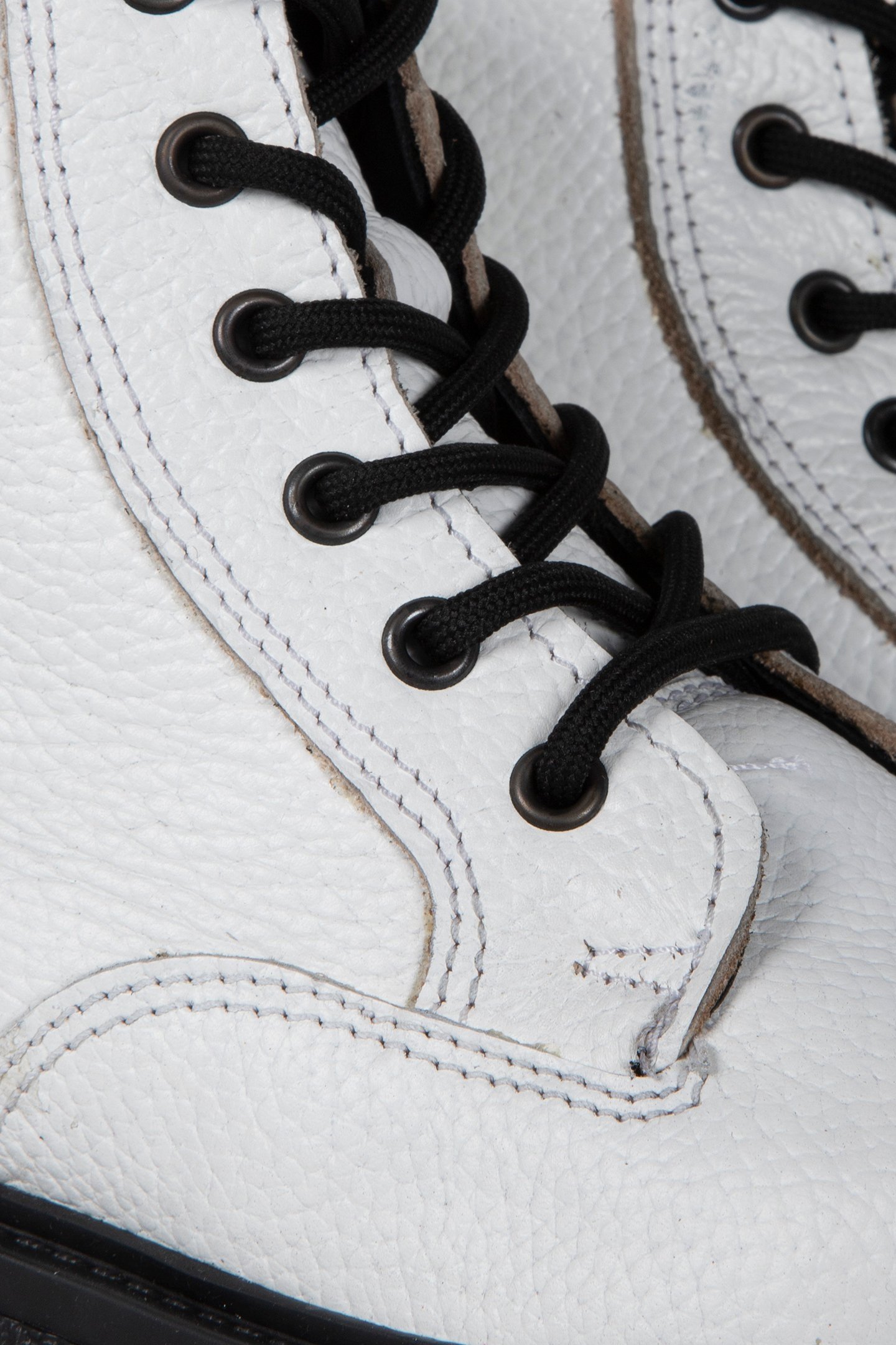 GUZO WHITE EMBOSSED 4