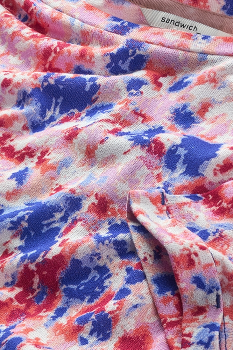 T-SHIRT MET BLOEMENPRINT RED BUD 2