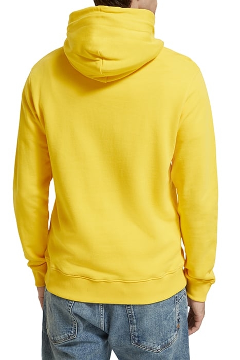 REGULAR FIT ESSENTIAL BADGE HOODIE IN ORGANIC COTTON SPOTLIG 2