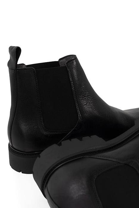 BLACK LEATHER LUGGED SOLE CHELSEA BOOTS BLACK 6