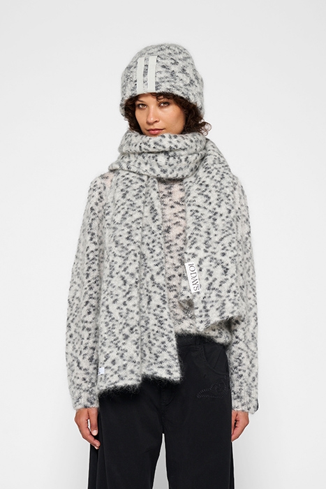 KNITTED SCARF LEOPARD WARM WHITE 3