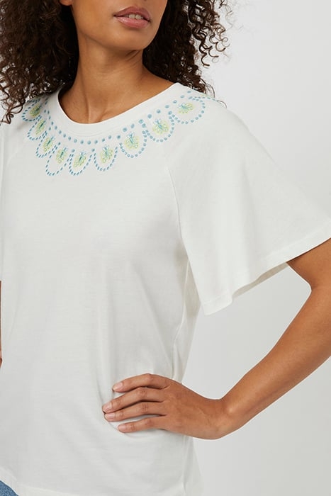 EMBROIDERY DETAILS SSLV TEE WHITE 4