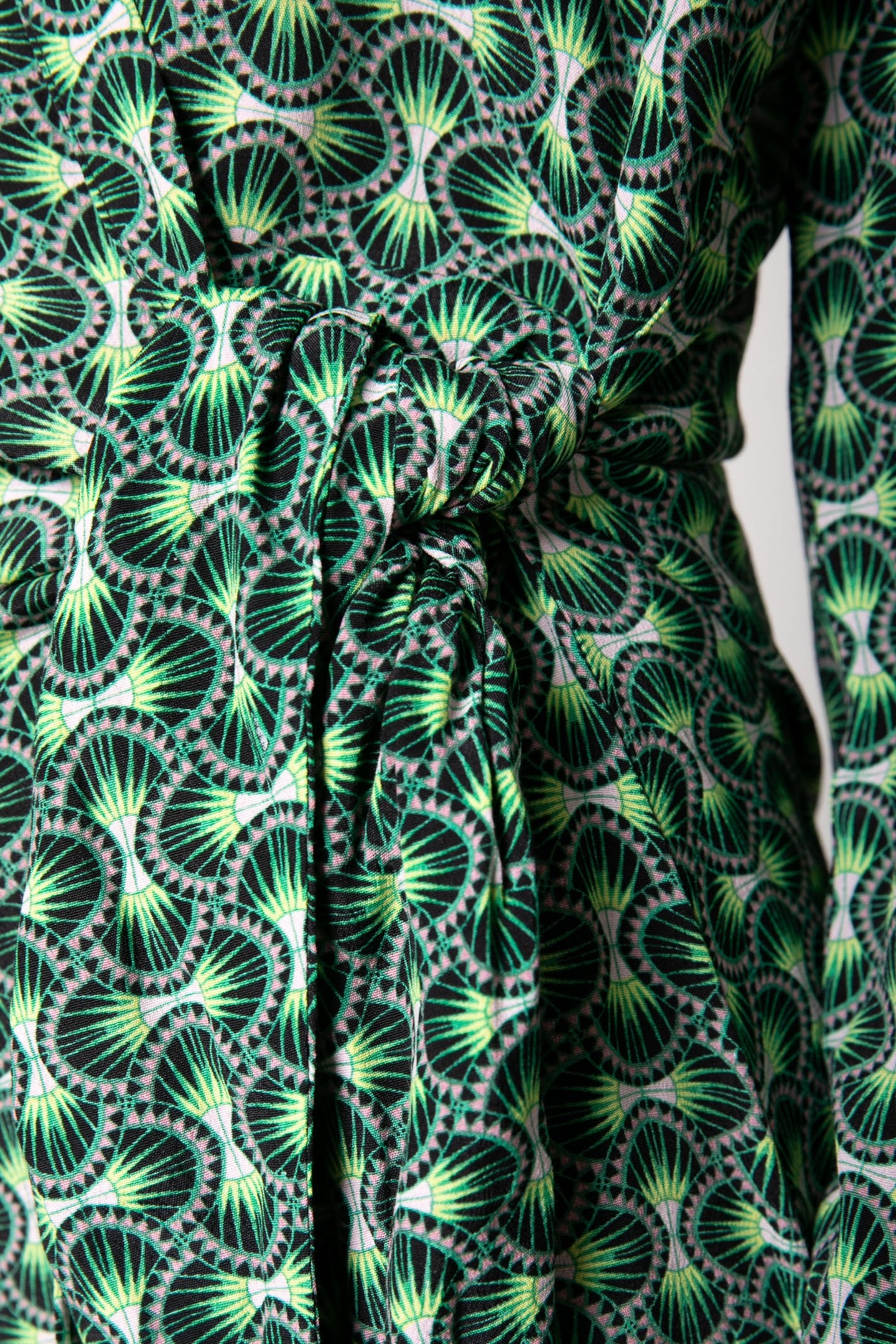 LEA GRAPHIC WRAP MIDI DRESS BLACK 5