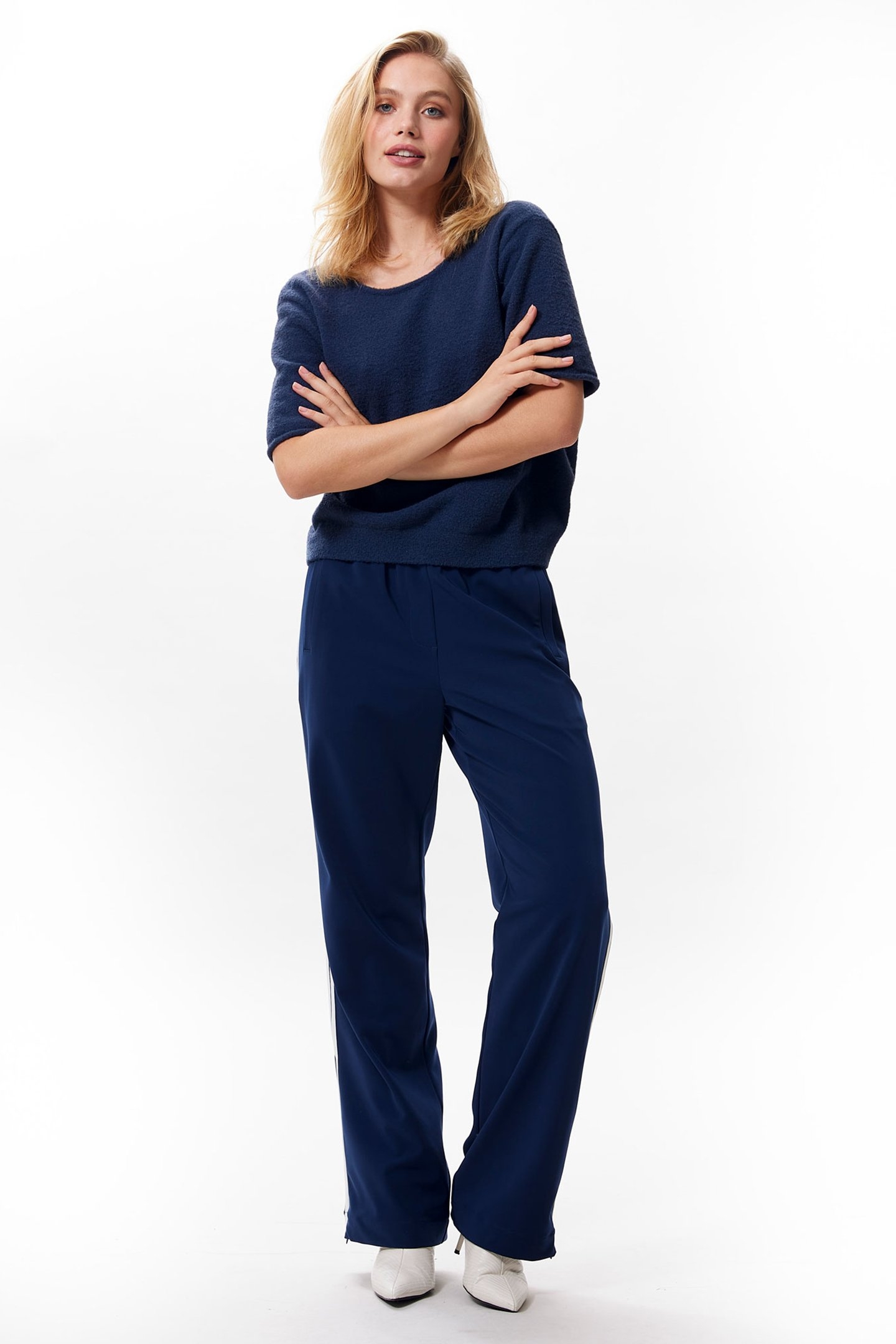 SOFT SHORT SLEEVE KNIT WITH VNECK NAVY BLAZER 1