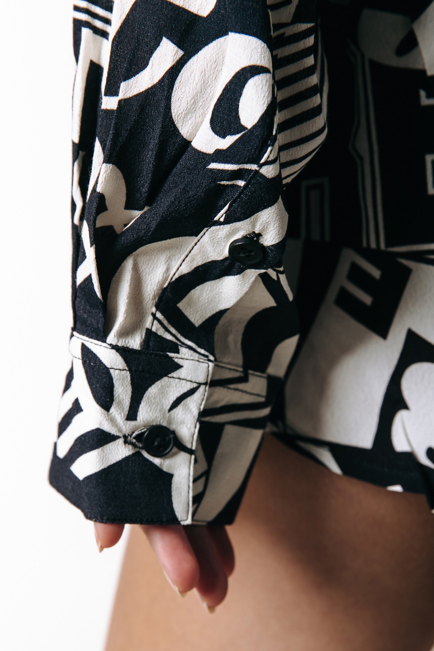 OLET LETTER BUTTON DOWN BLOUSE BLACK/WHITE 4