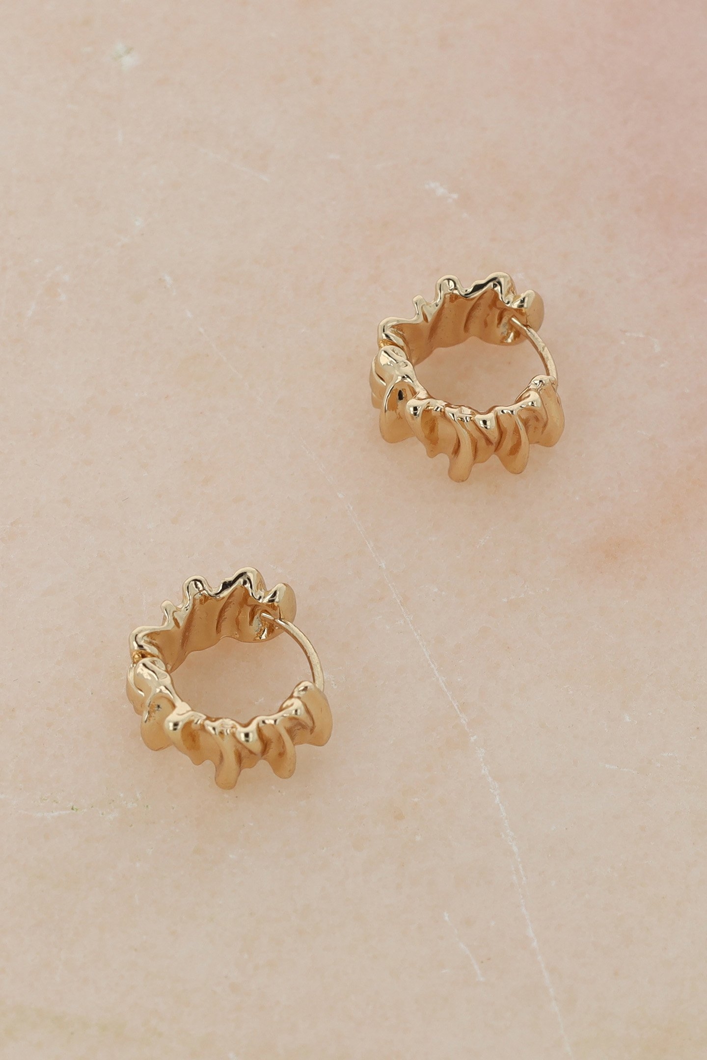 RIBBED TIDE GOLD HOOPS 4