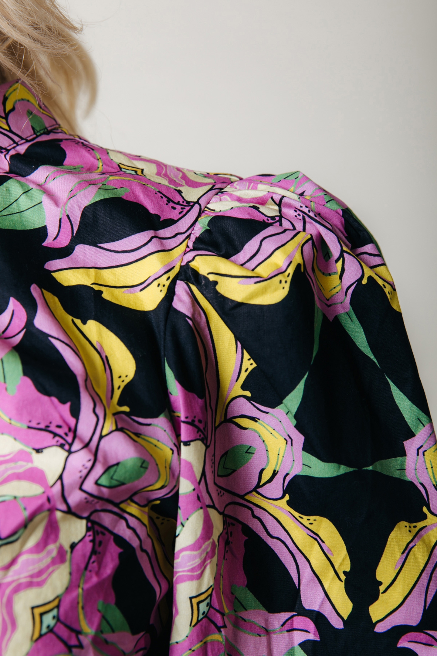 CHAYA GRAPHIC FLOWER PUFF SLEEVE CROPPED TOP CANDY PINK 3