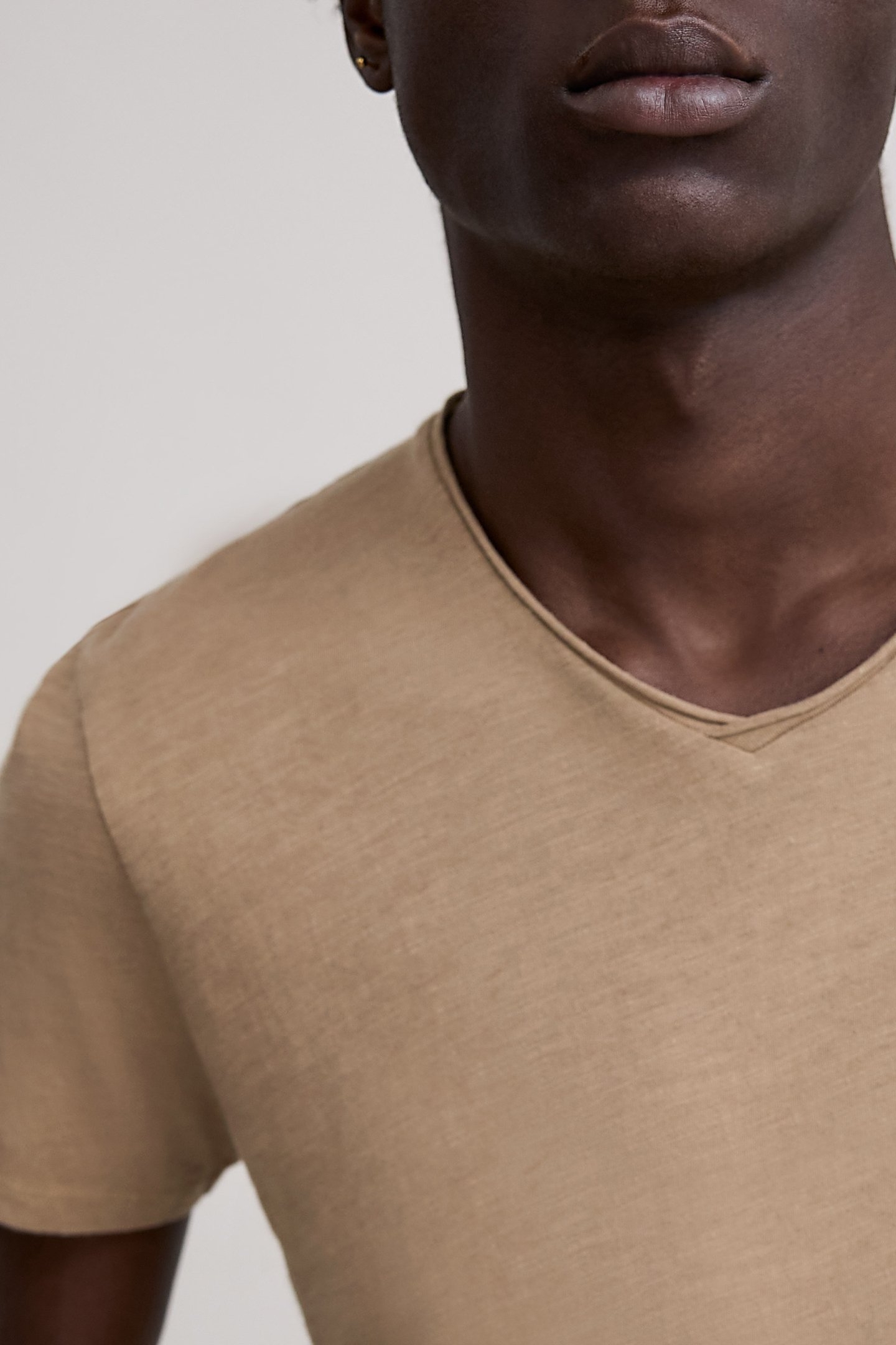 BEIGE ORGANIC COTTON ESSENTIAL V-NECK T-SHIRT 5