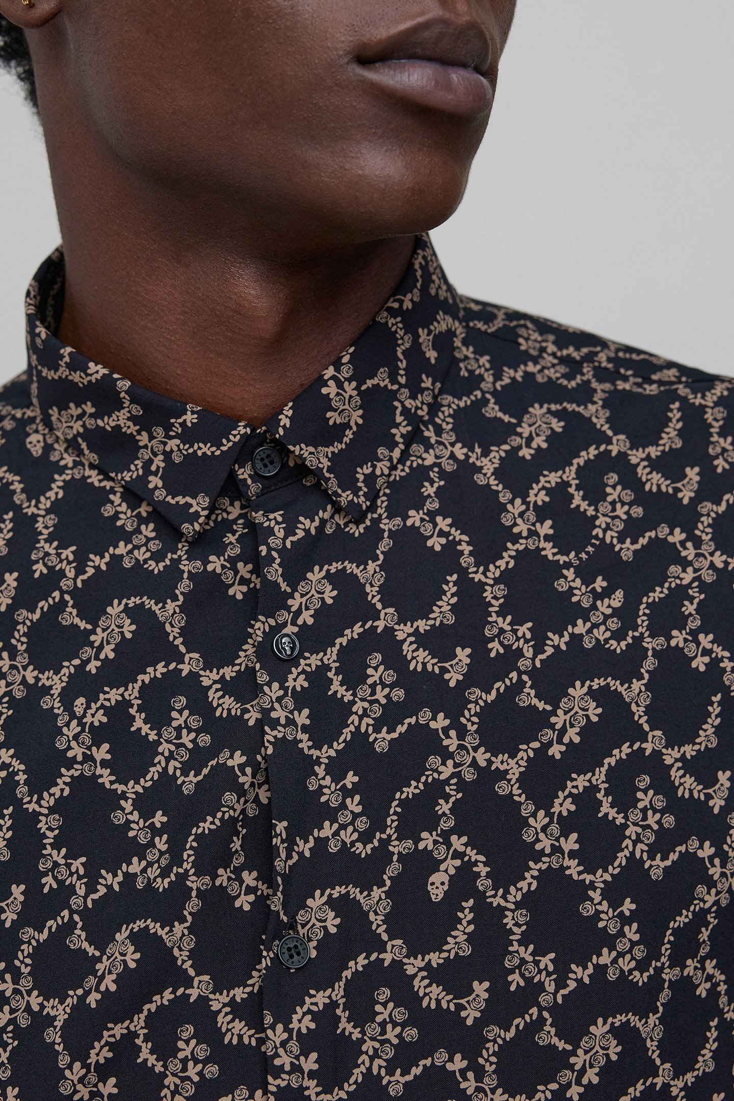 BLACK SLIM SHIRT WITH SKULL AND FLOWERS PRINT 5