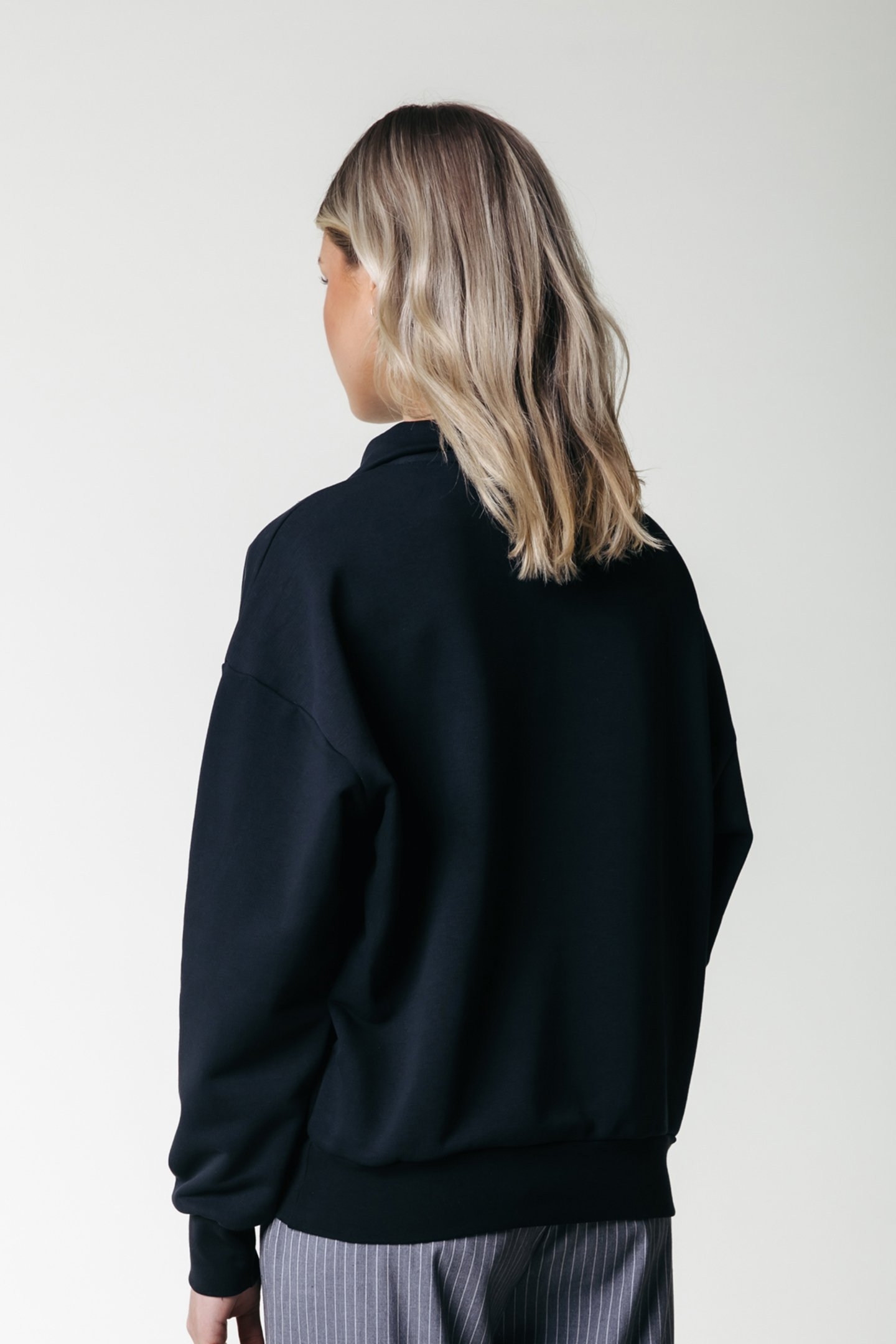 UNI LOGO RELAXED ZIP SWEAT BLACK 2