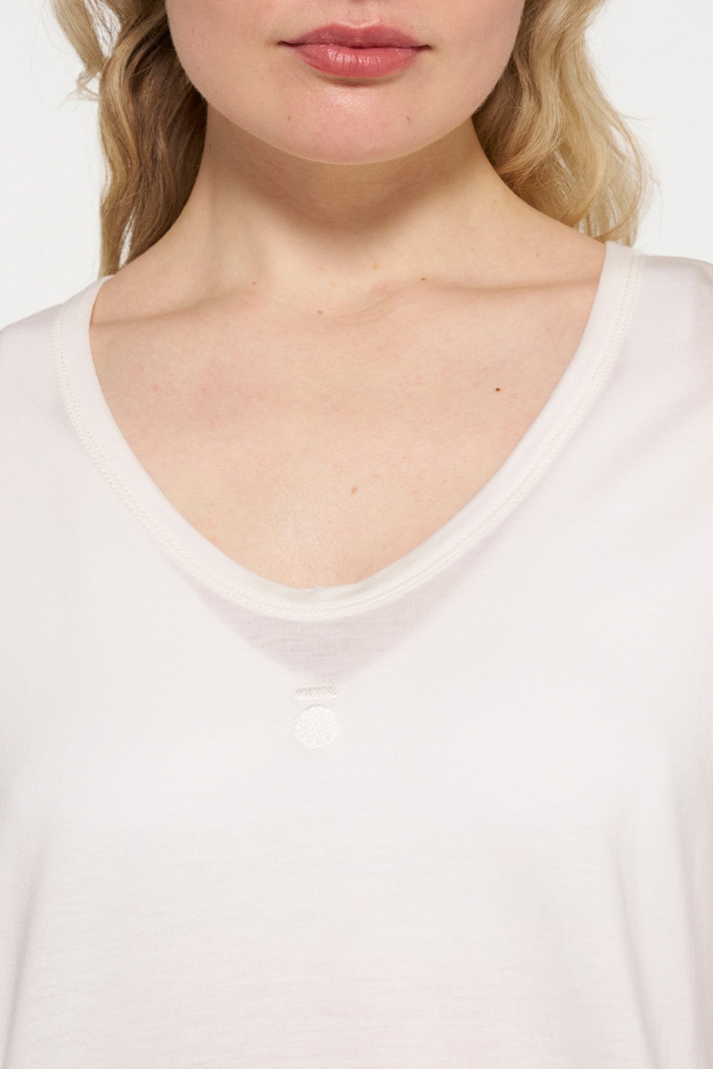 V-NECK TEE MEDAL ECRU 6