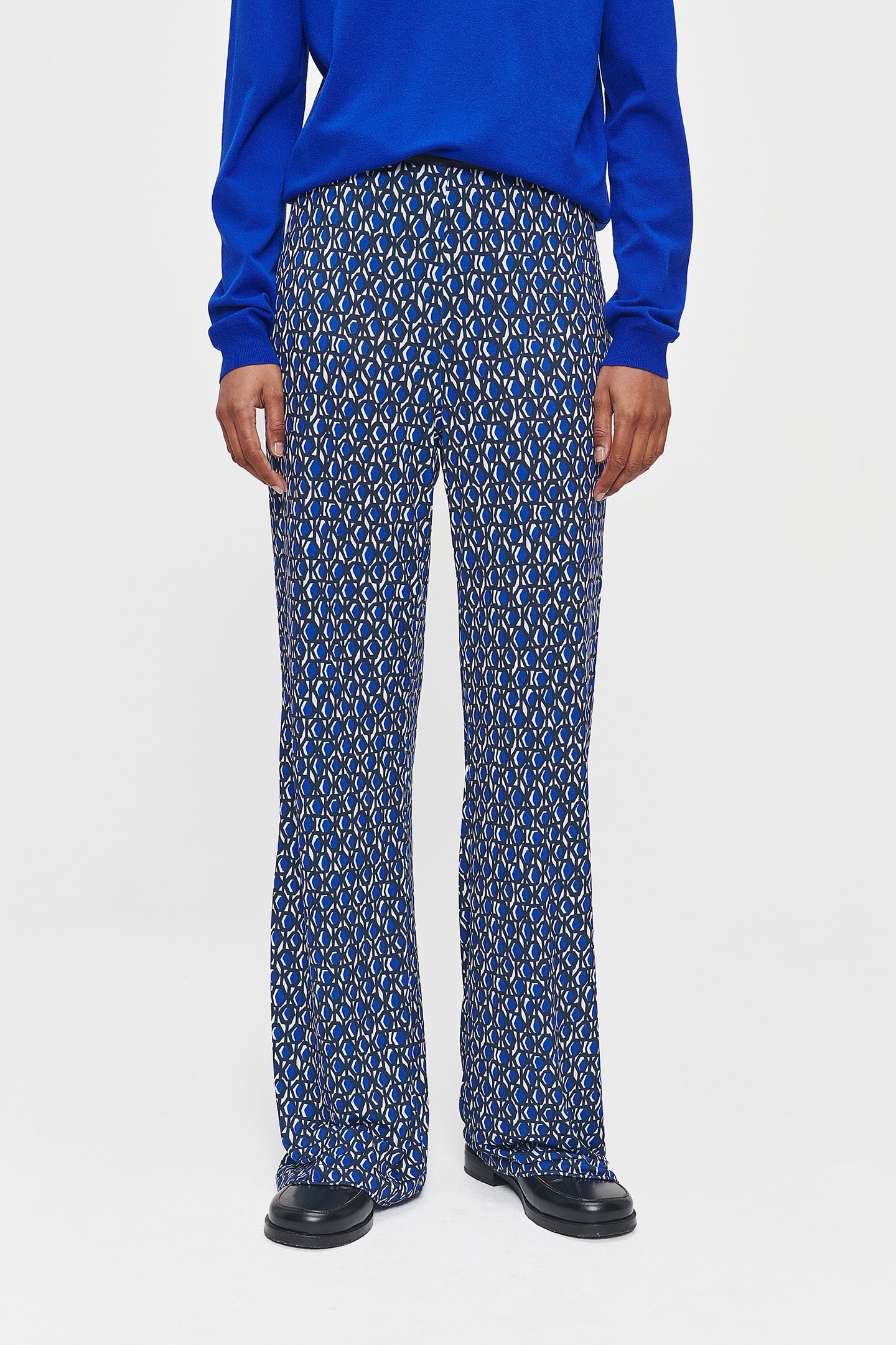 FLUID PRINT FLARED PANTS BLUE 1