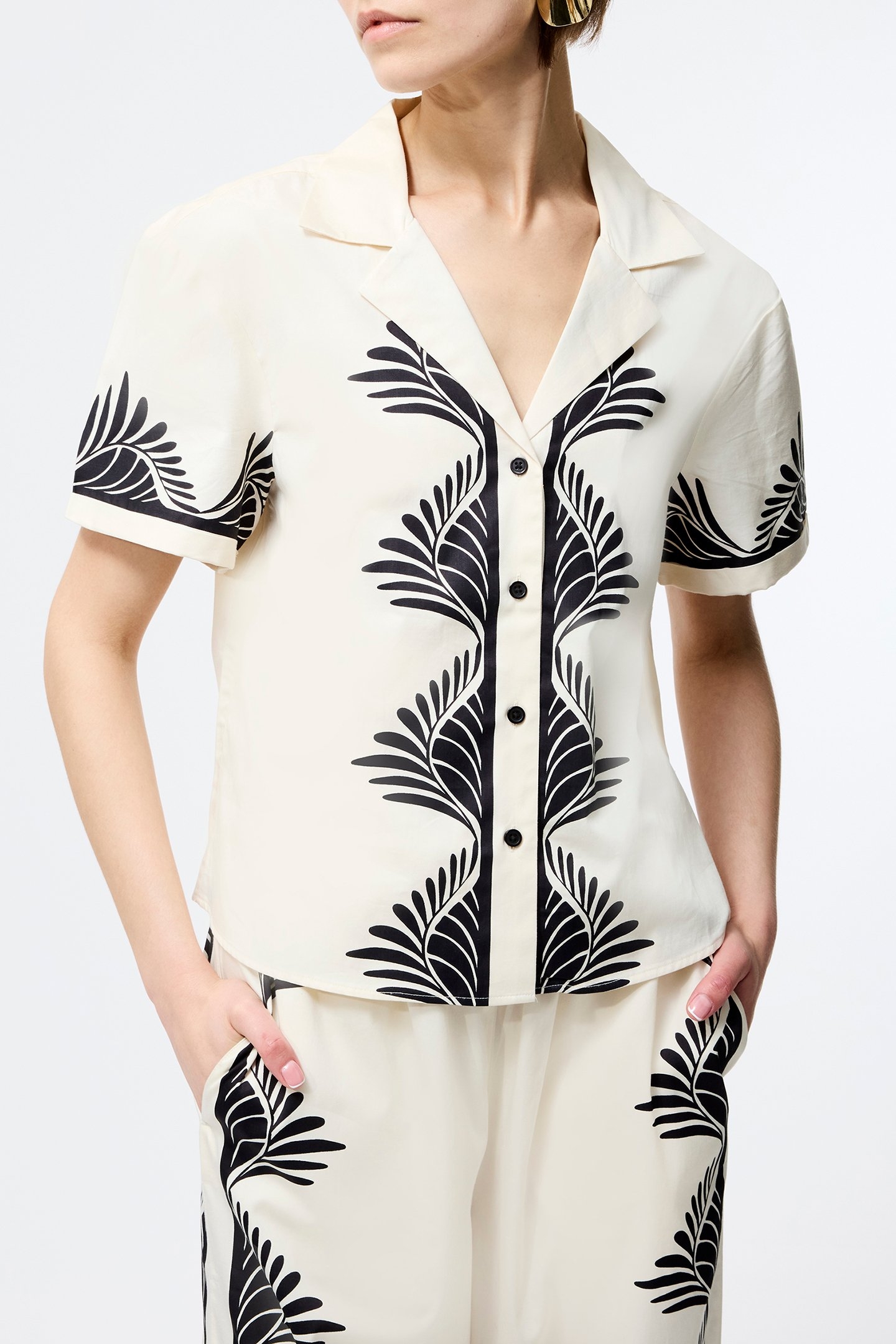 NOLA ALEXIS PRINTED SS TOP CREAM/BLACK 1