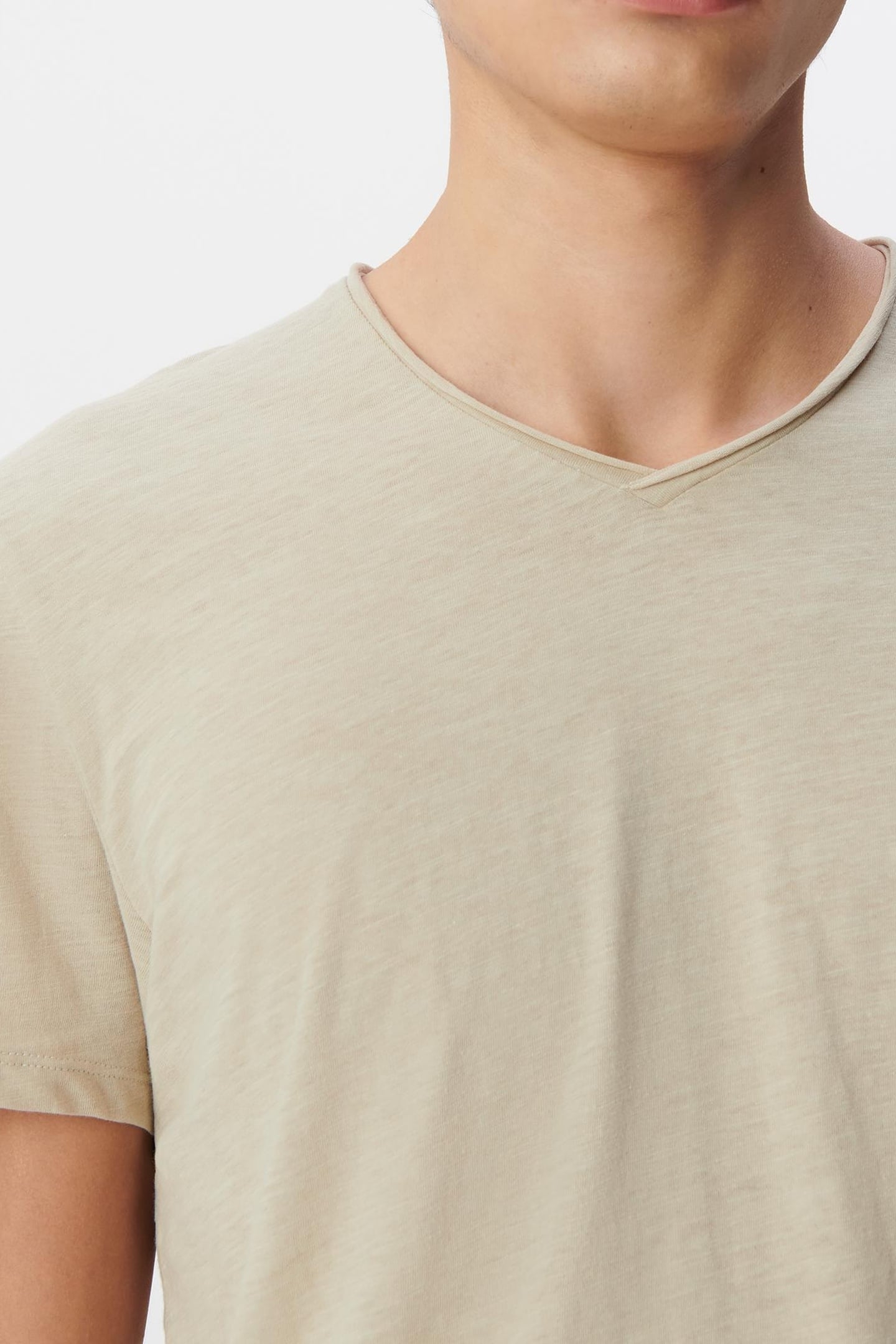 BEIGE ORGANIC COTTON ESSENTIAL V-NECK T-SHIRT 5