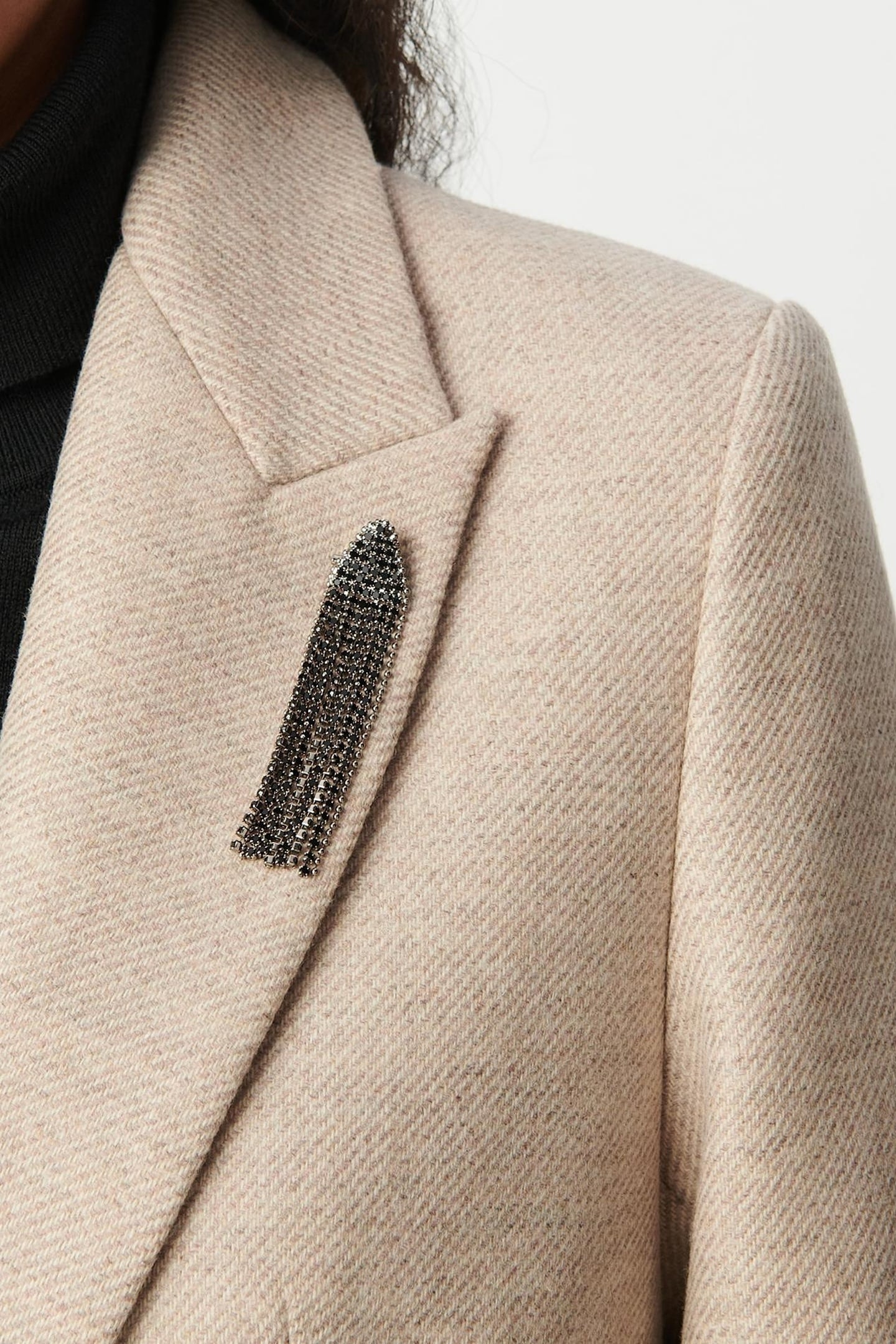 STRAIGHT SESAME COAT DECORATED WITH RHINESTONE BROOCH 5