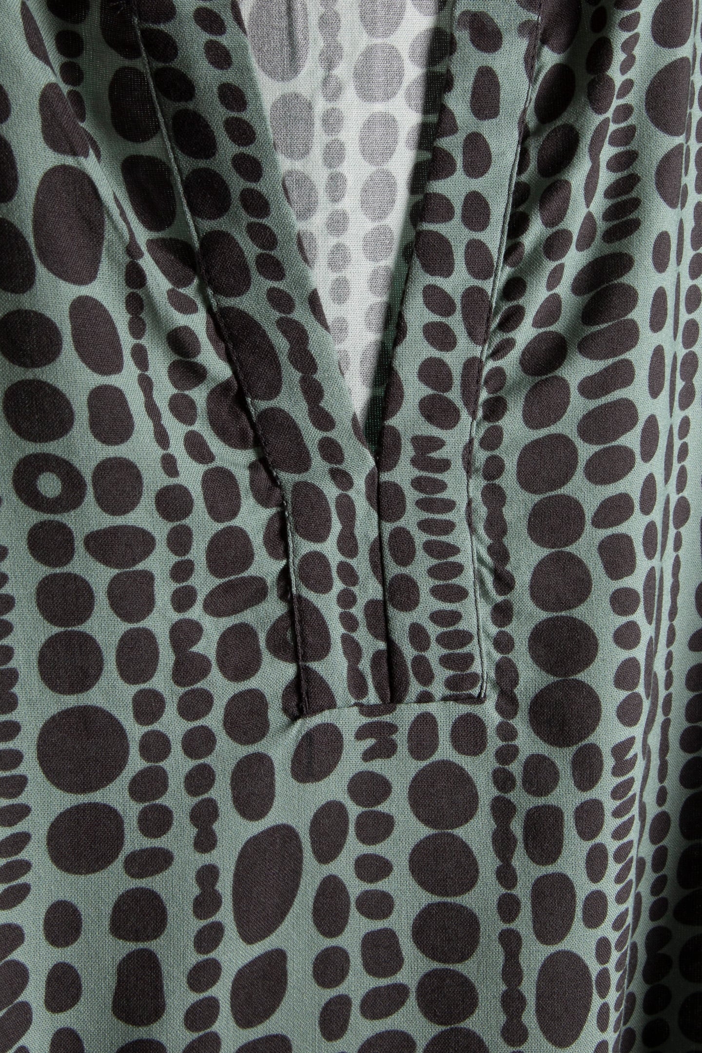 BLOUSE FLARE IN GRANITE GREEN WITH DOTS IS A ROW PRINT 4