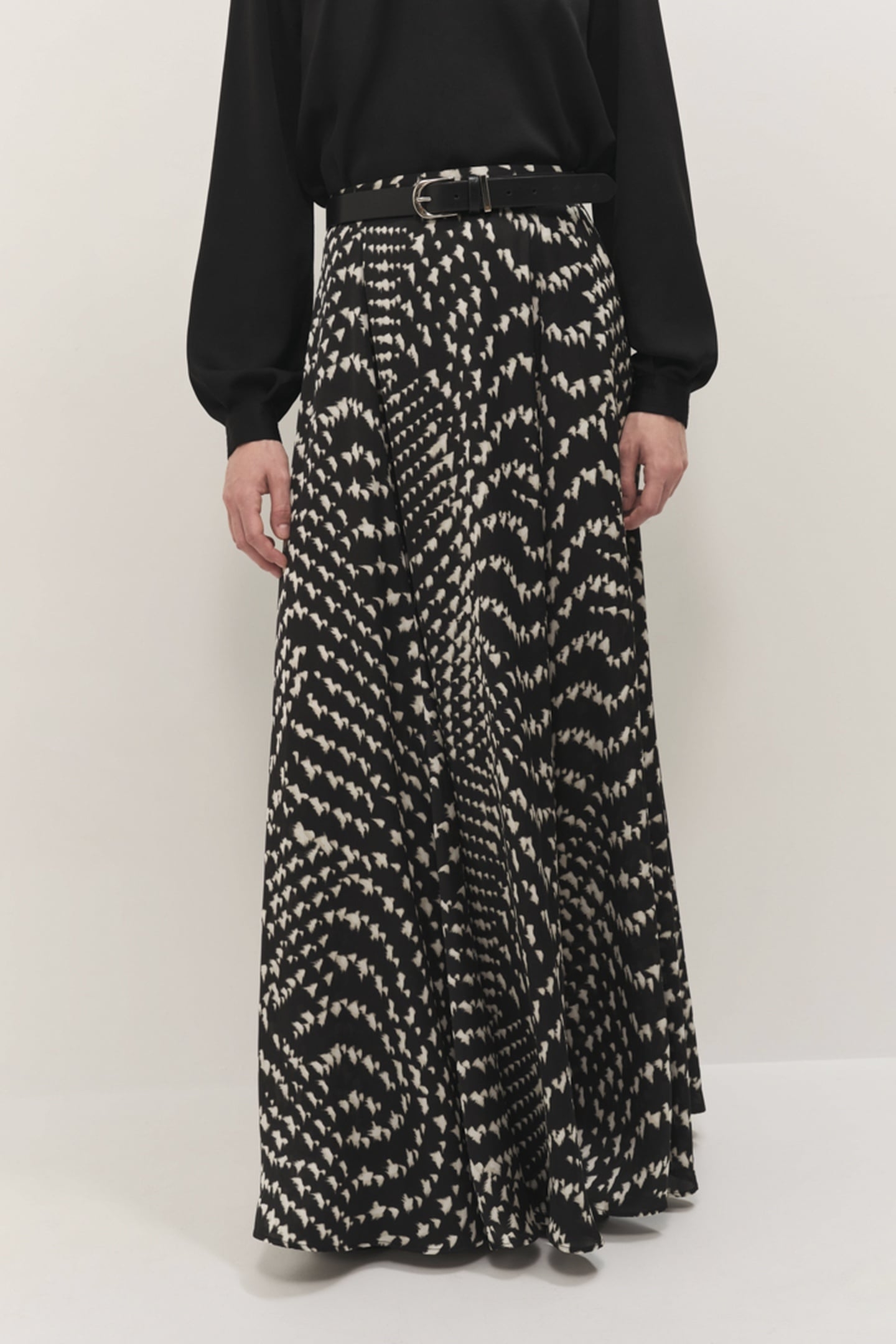 JAFNA - LONG BLACK SKIRT WITH OPTICAL PRINT 2