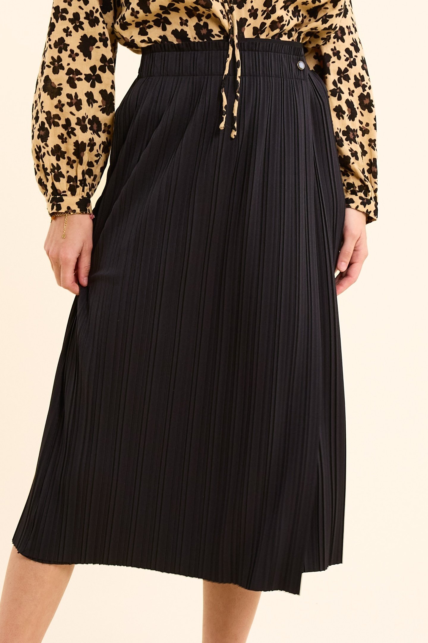 BLACK PLEATED WRAPAROUND MIDI SKIRT BLACK 2