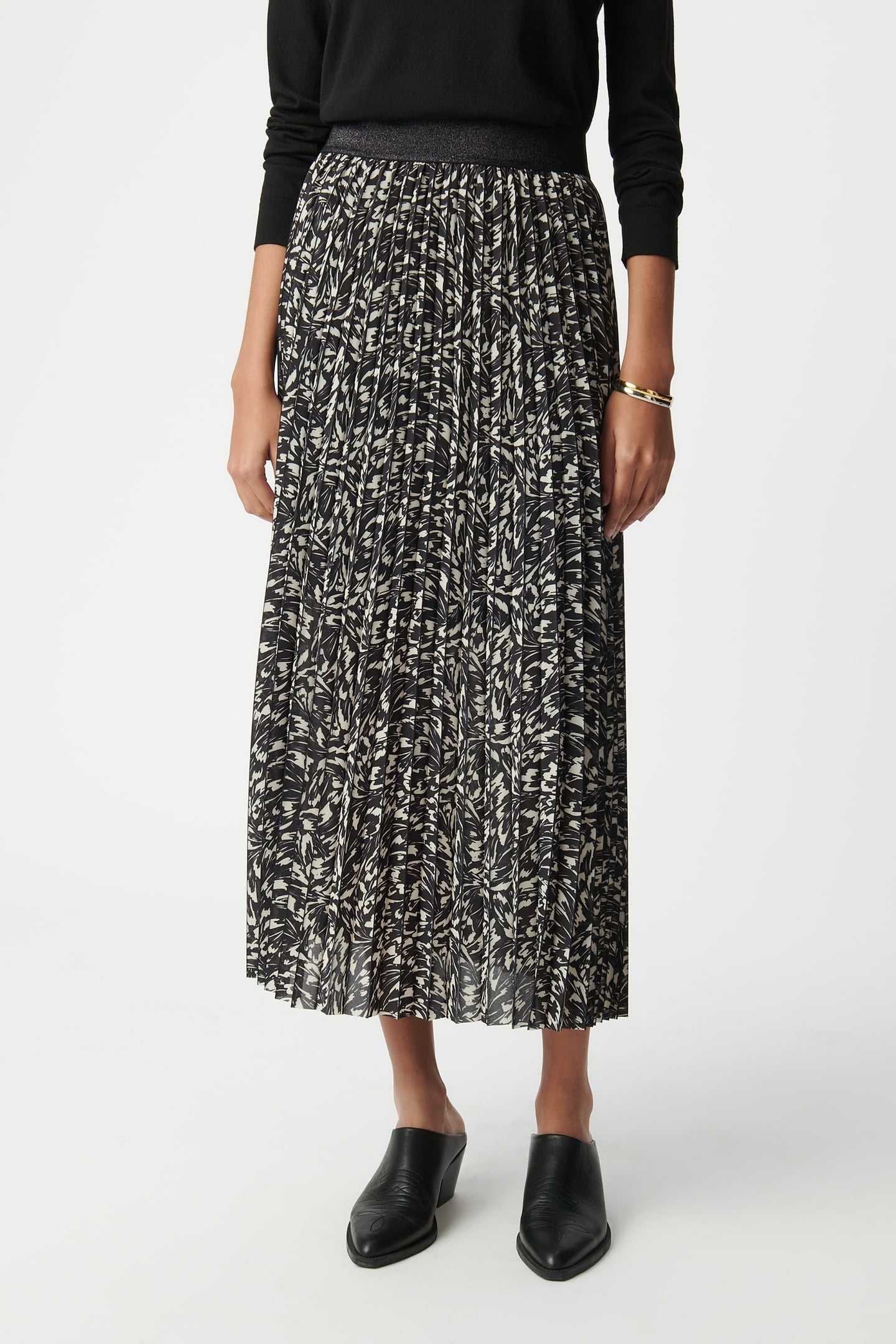 MINIMAL FLOWER PRINT BLACK PLEATED SKIRT 2