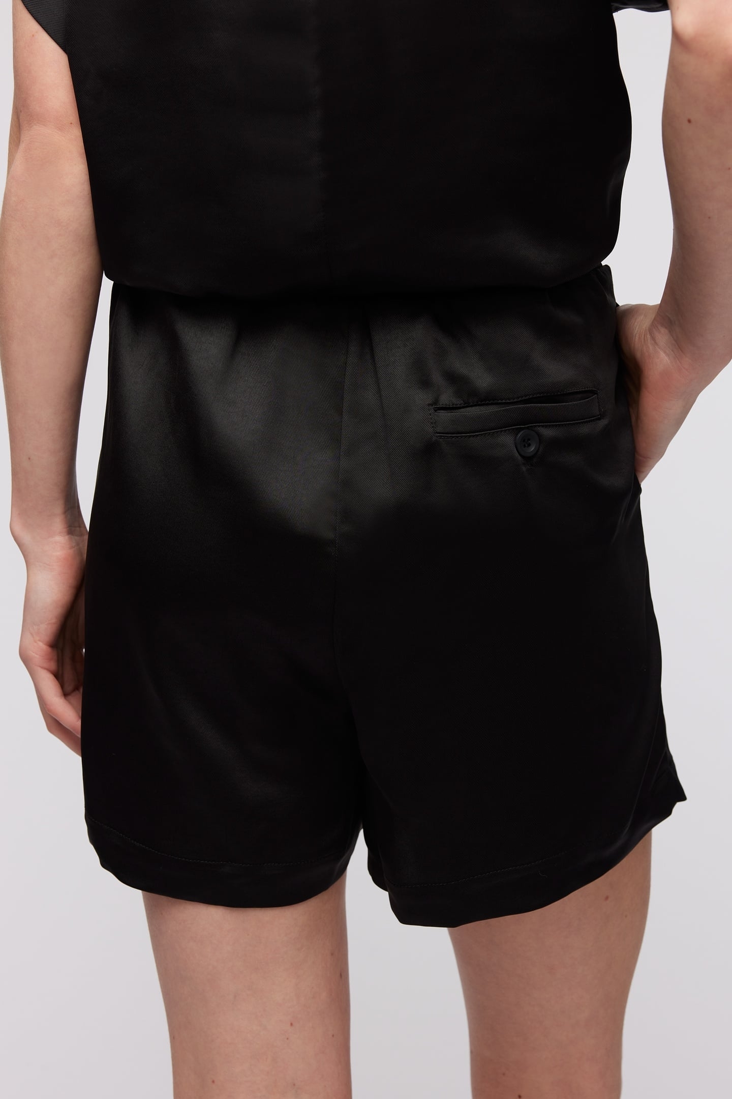 JULE SHORTS BLACK 4