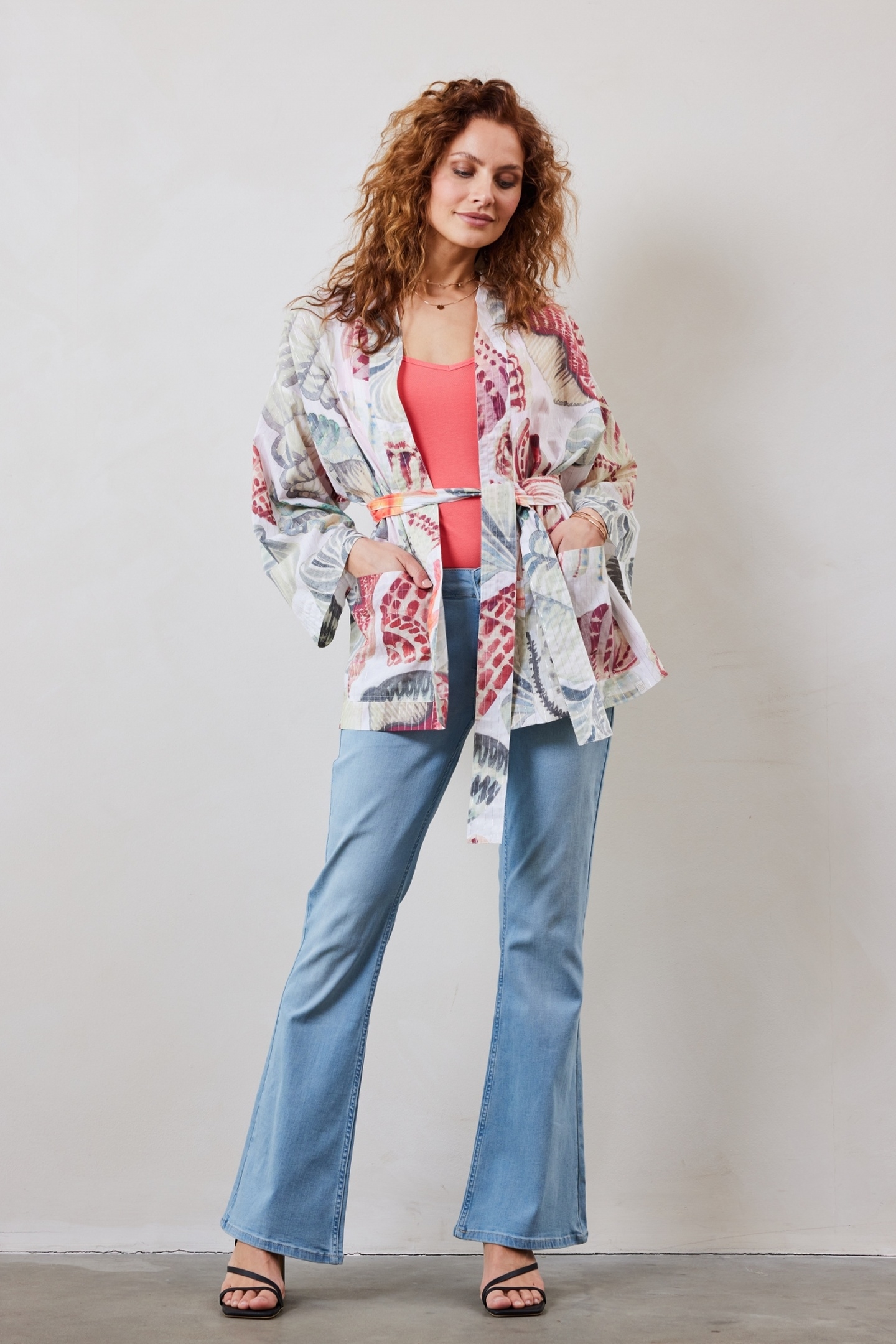 KIMONO IN OFFWHITE WITH OCEAN TREASURES XL PRINT 2