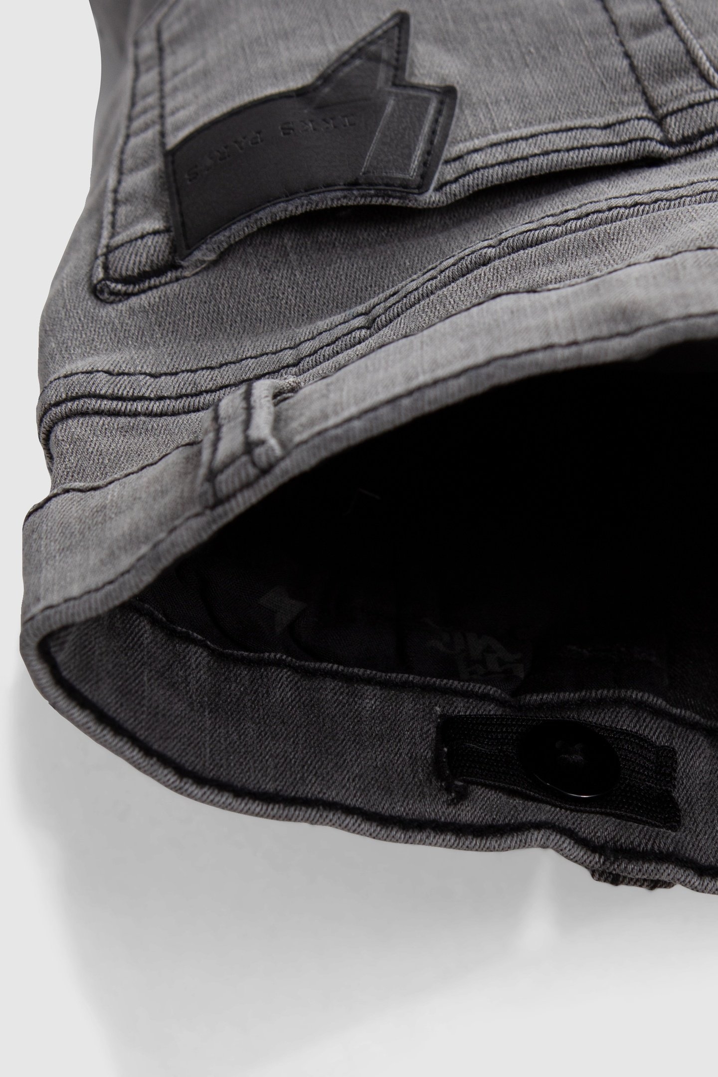 BOY’S GREY SLIM JEANS WITH BADGE AND JACRON LIGHTNING 7