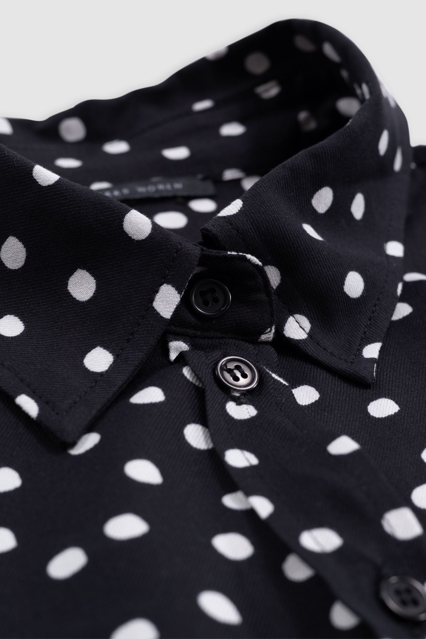 BLACK SHIRT LENZING™ ECOVERO™ POLKA DOT PATTERN 6