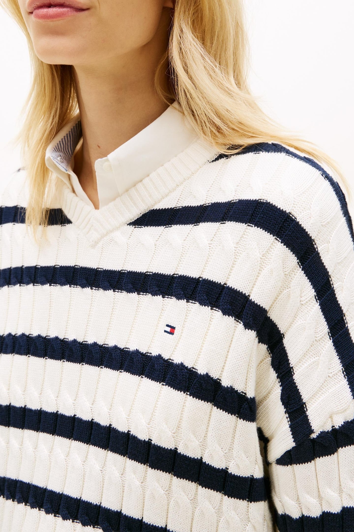 CABLE-KNIT V-NECK SWEATER IVORY PETAL/DARK NAVY 4