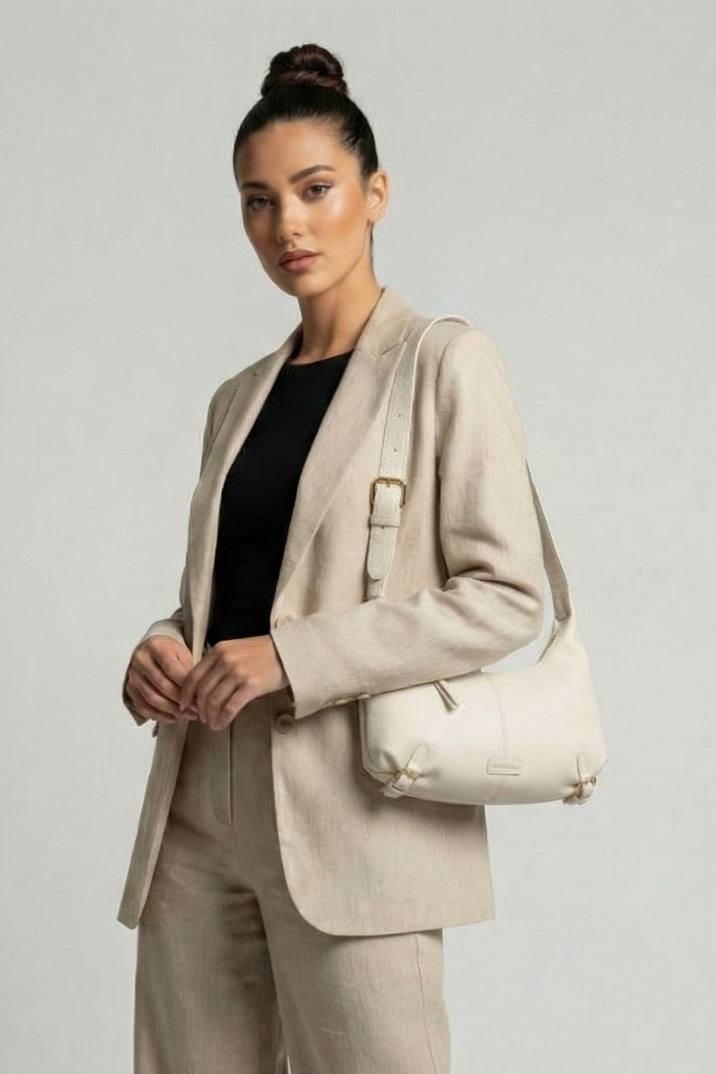 LEATHER SHOULDER BAG IN CREAM 1