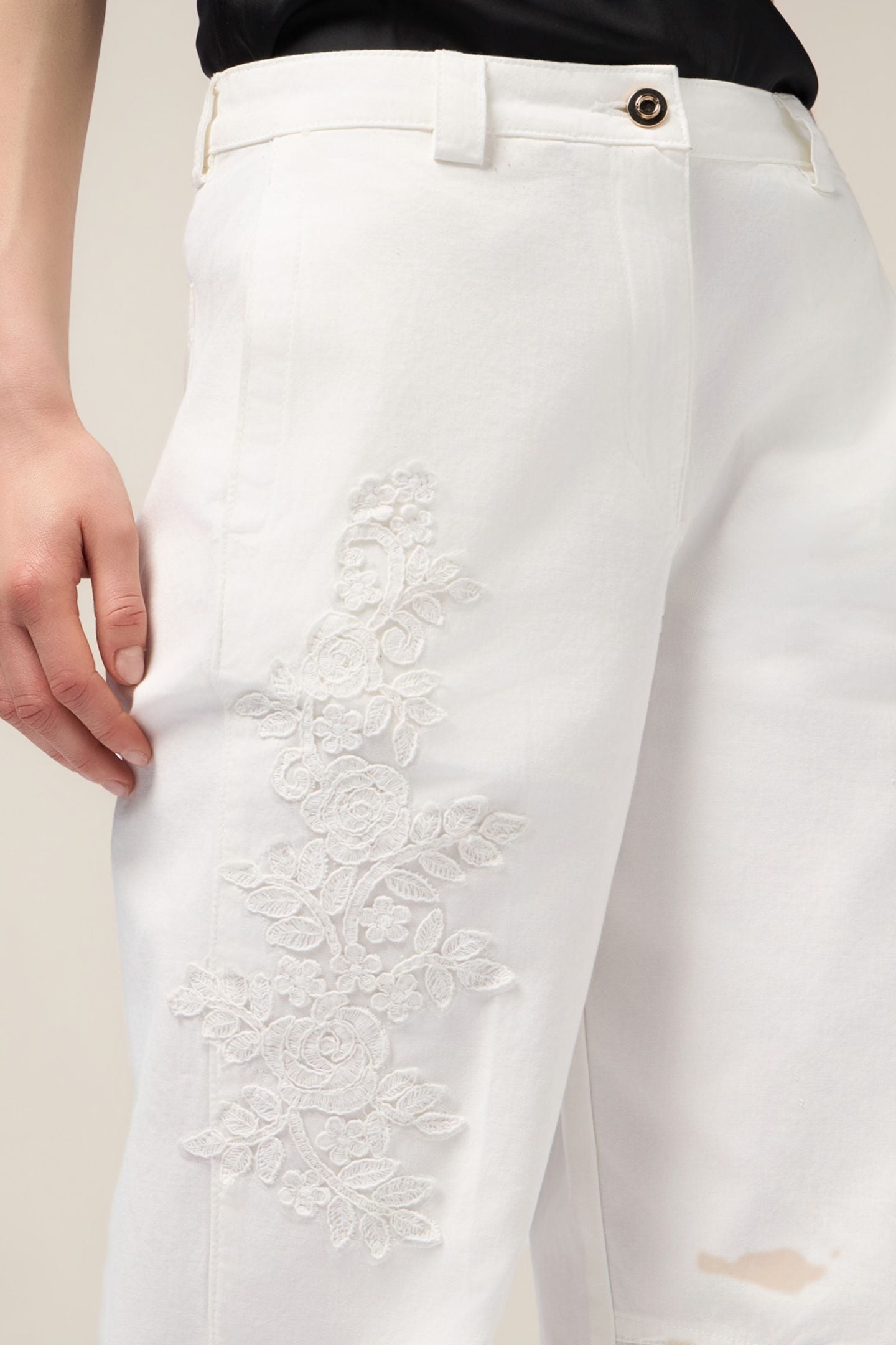COTTON CHINOS WITH FLORAL EMBROIDERY WHITE 4