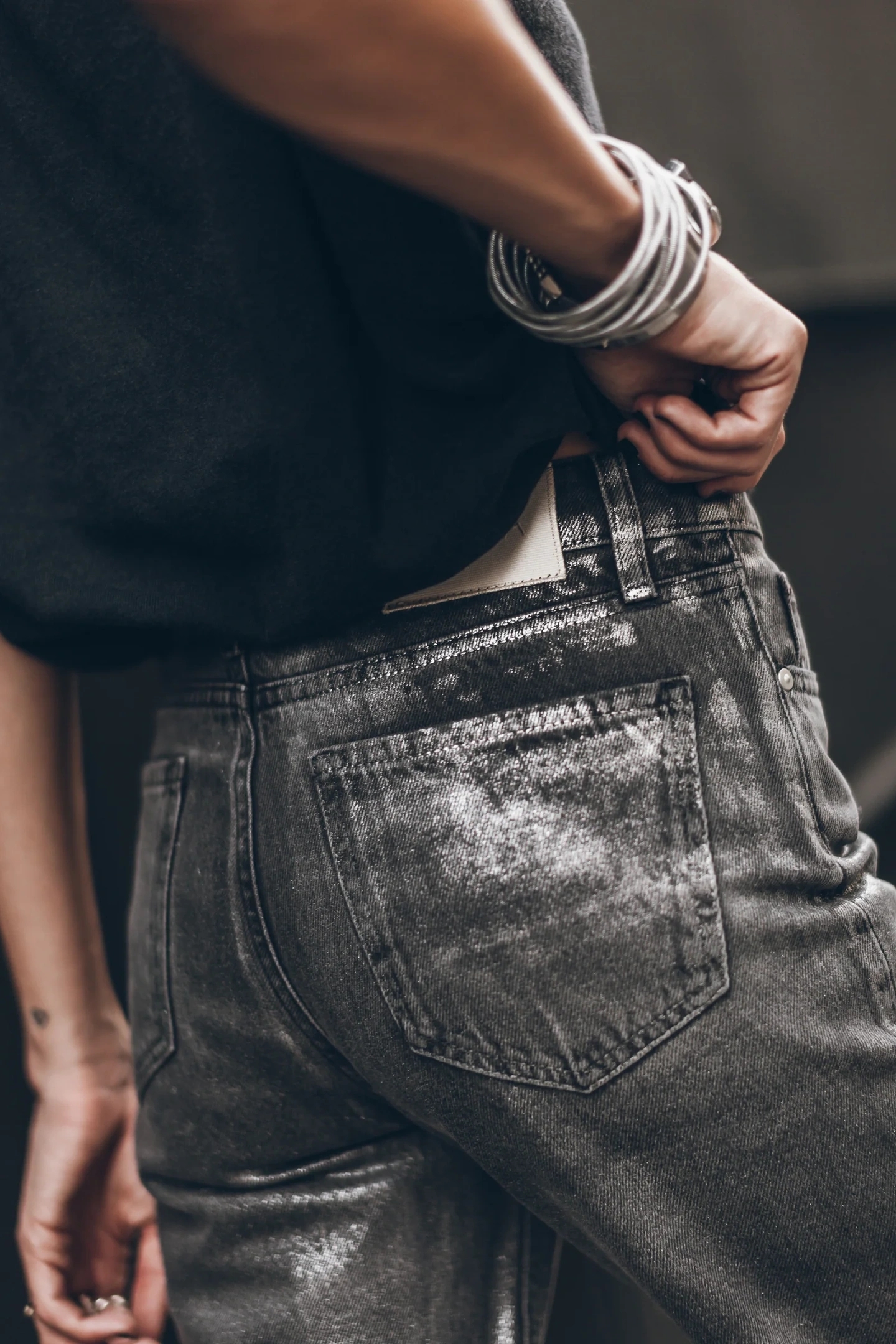 THE BLACK SHIMMER STRAIGHT JEANS 4