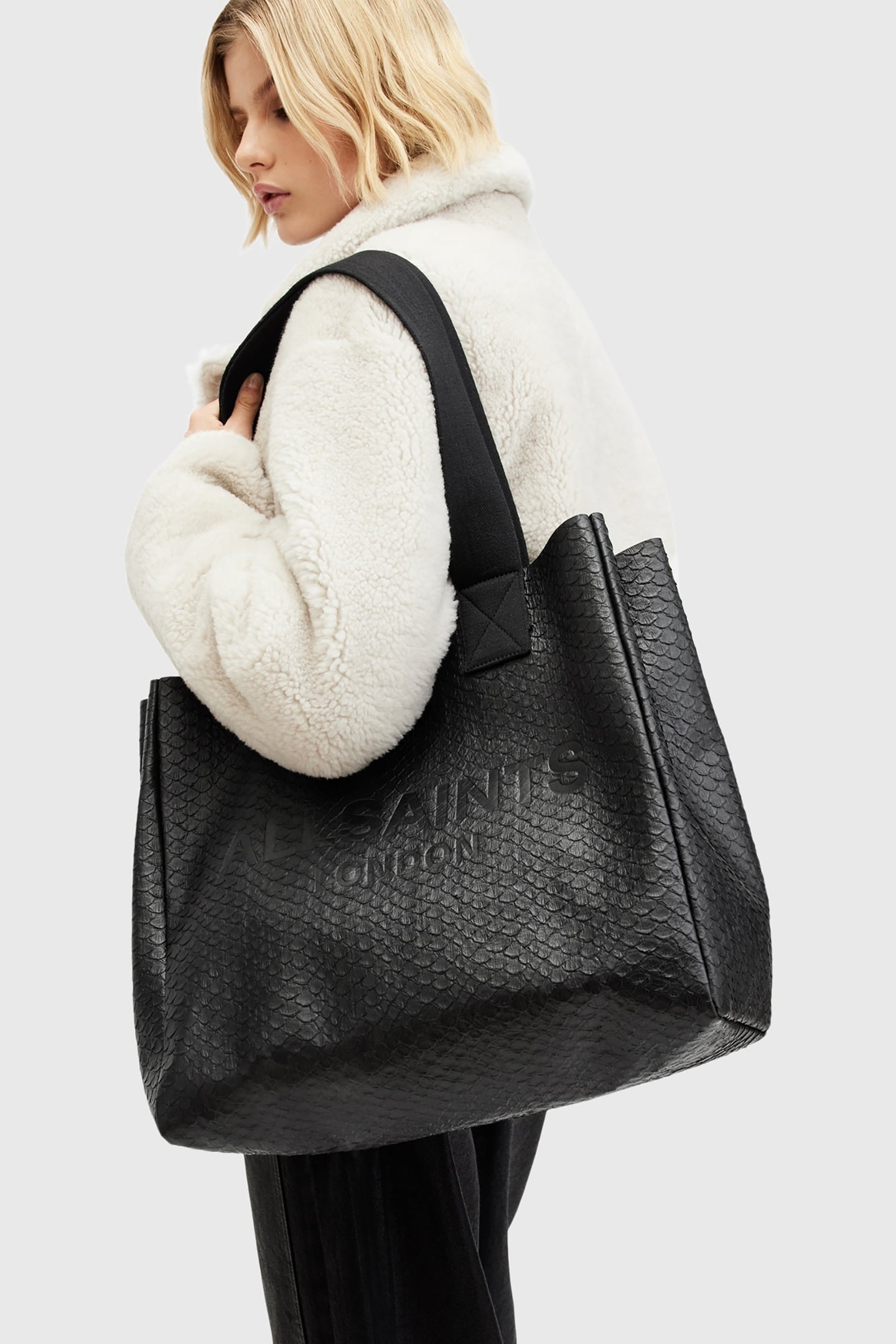 IZZY E/W SNAKE TOTE BLACK 6