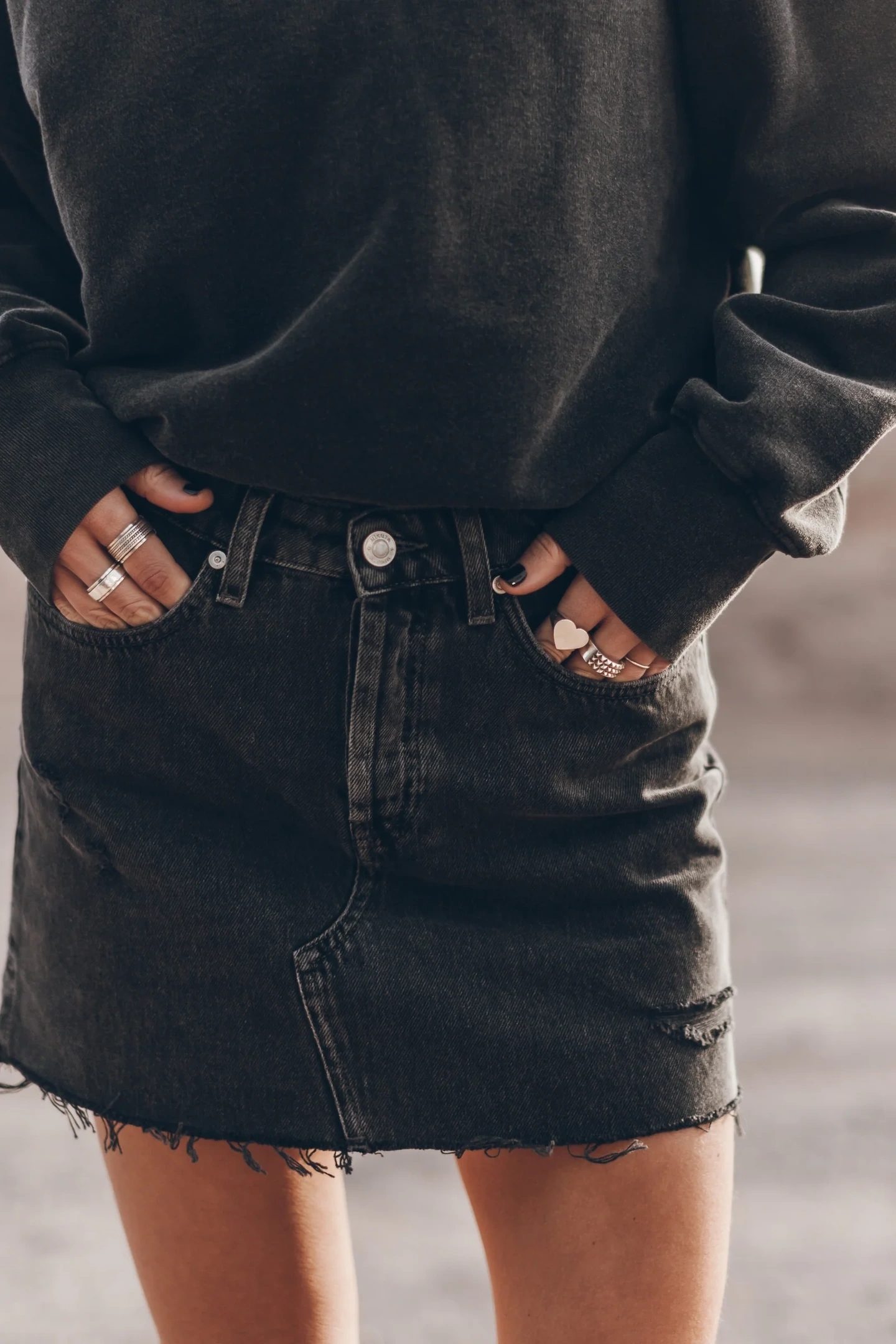 THE BLACK SLIT DENIM SKIRT 1