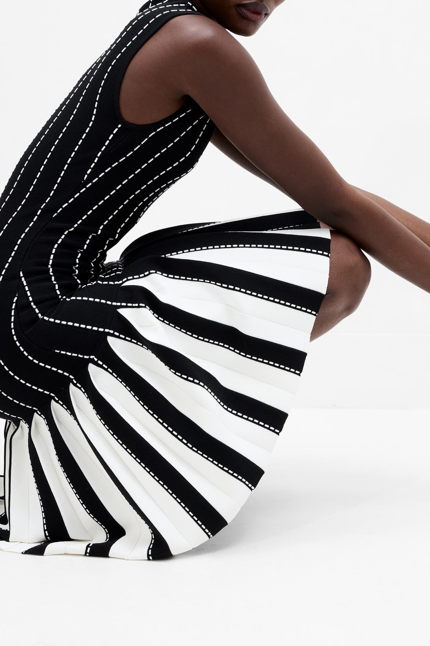 MARI SLVLSS PLEATED DRESS BLACKOUT WINTER WHIT 4