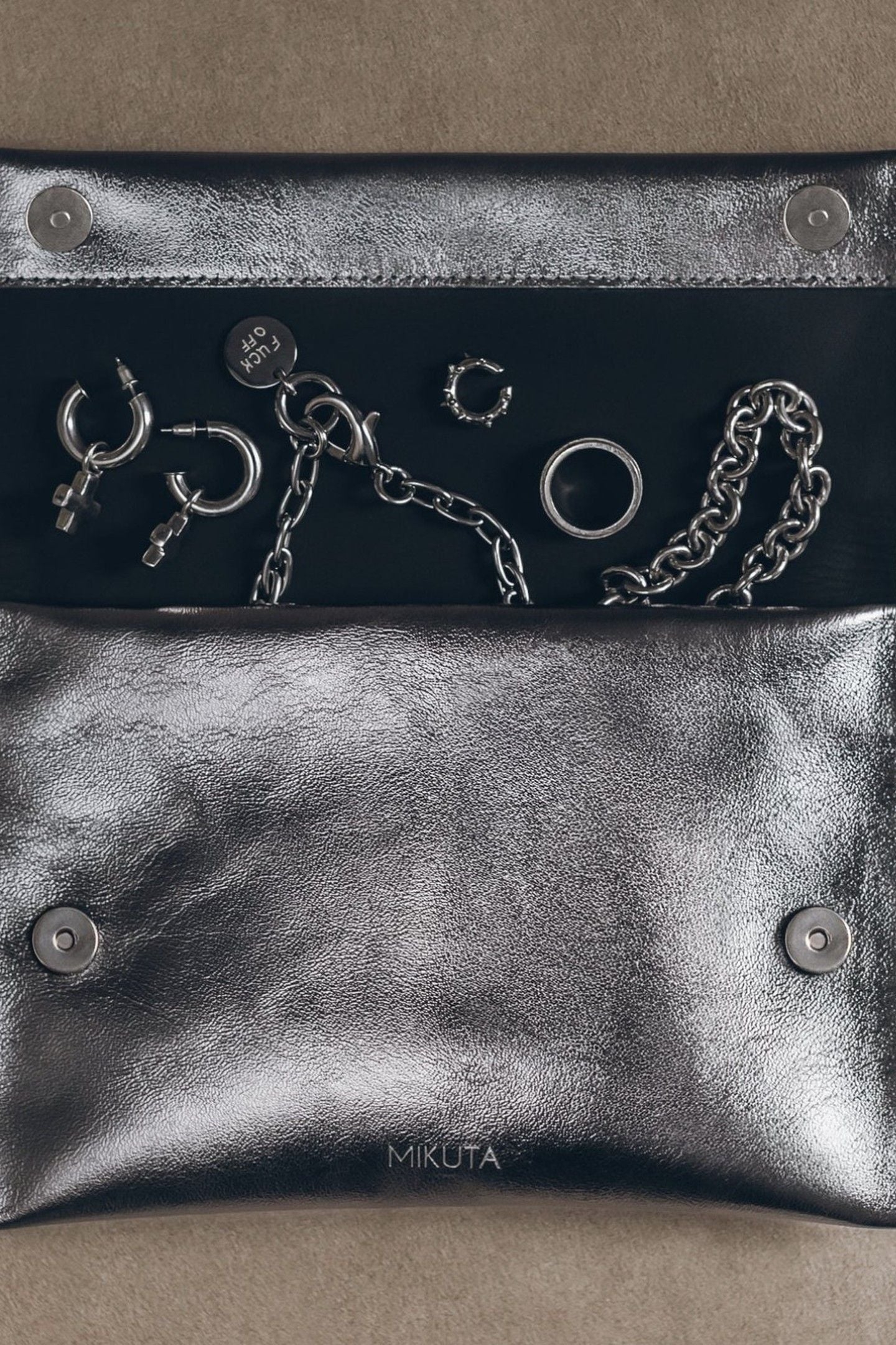 THE SILVER LEATHER ESSENTIALS POUCH SILVER 2