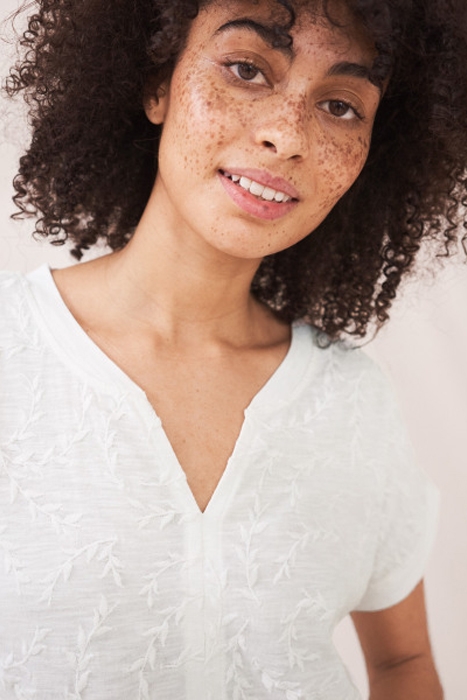 NELLY NOTCH EMBROIDERED TEE BRILLIANT WHITE 2